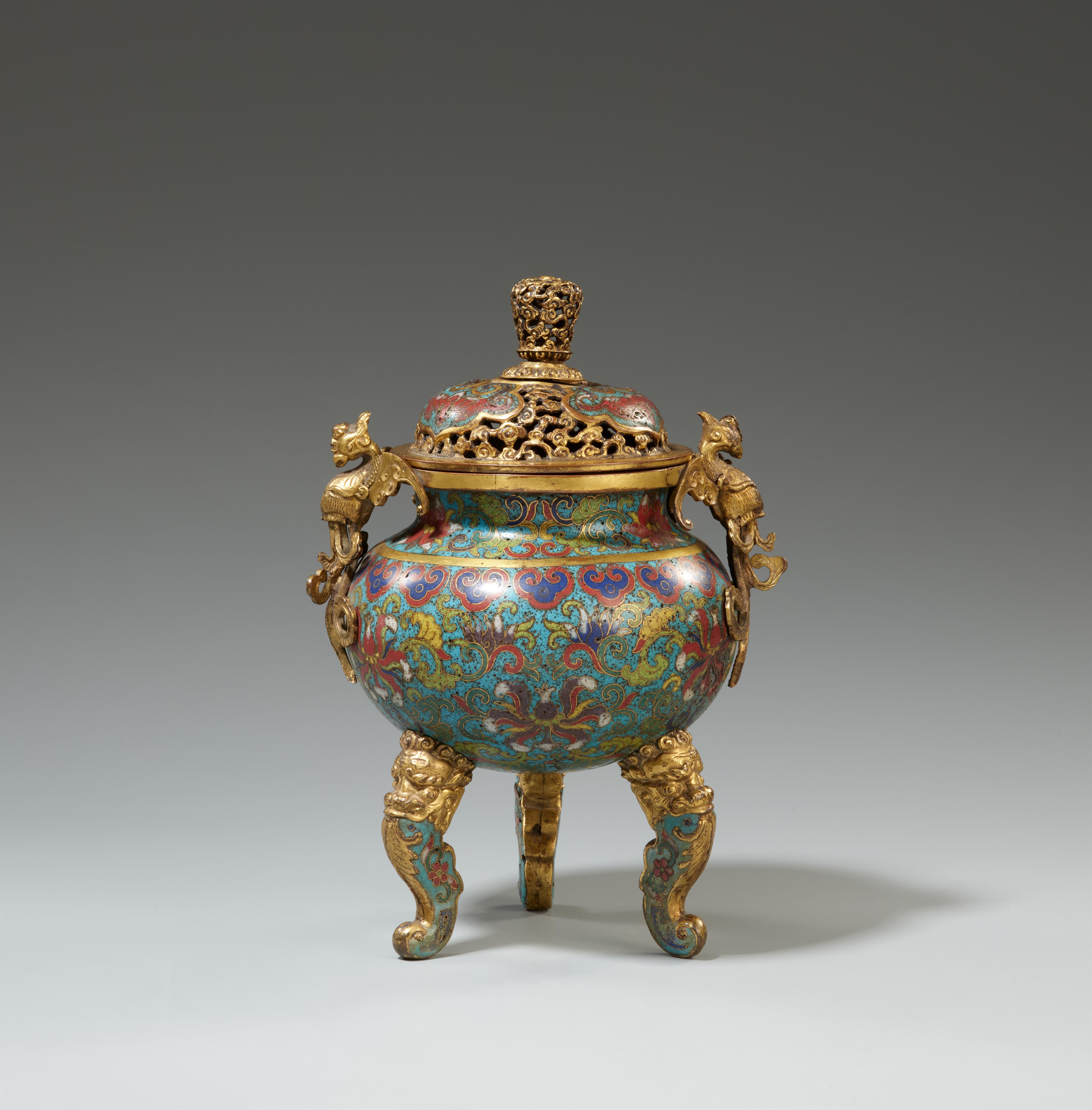 A small cloisonné enamel tripod incense burner. 18th century - image-2