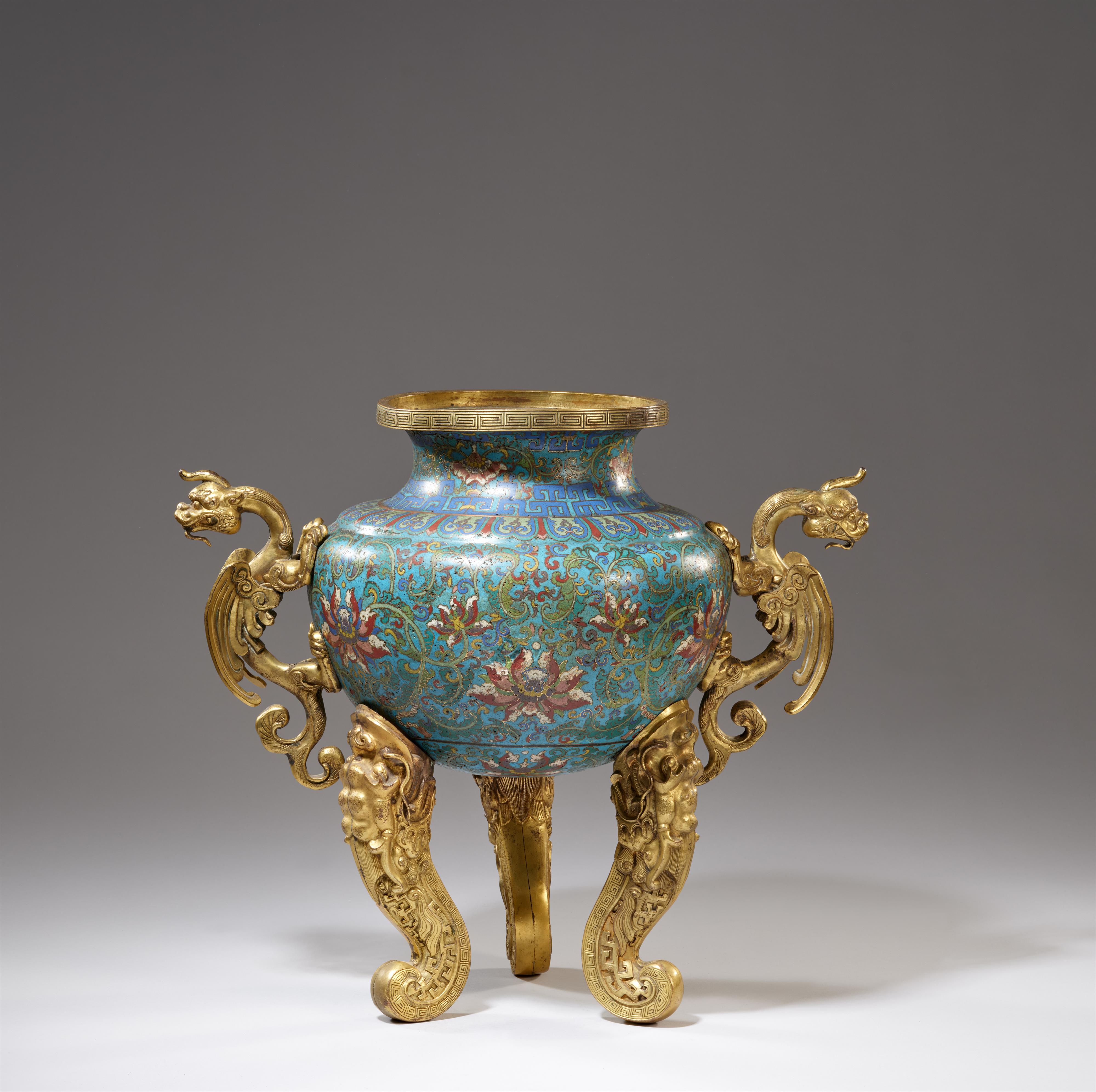 A large cloisonné enamel incense burner. 18th century - image-1