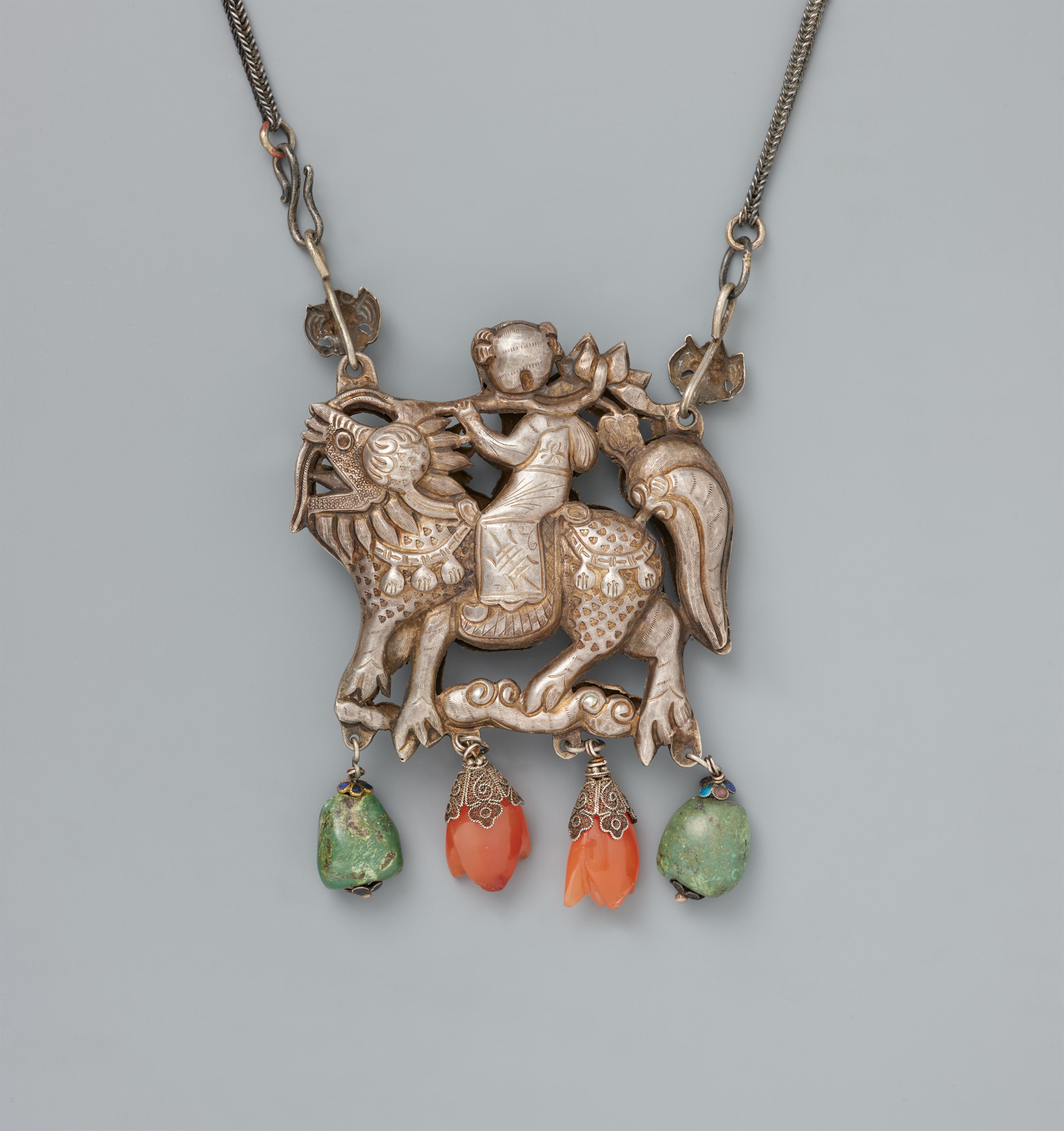 A silver necklace with a qilin amulet. 19th century - image-2