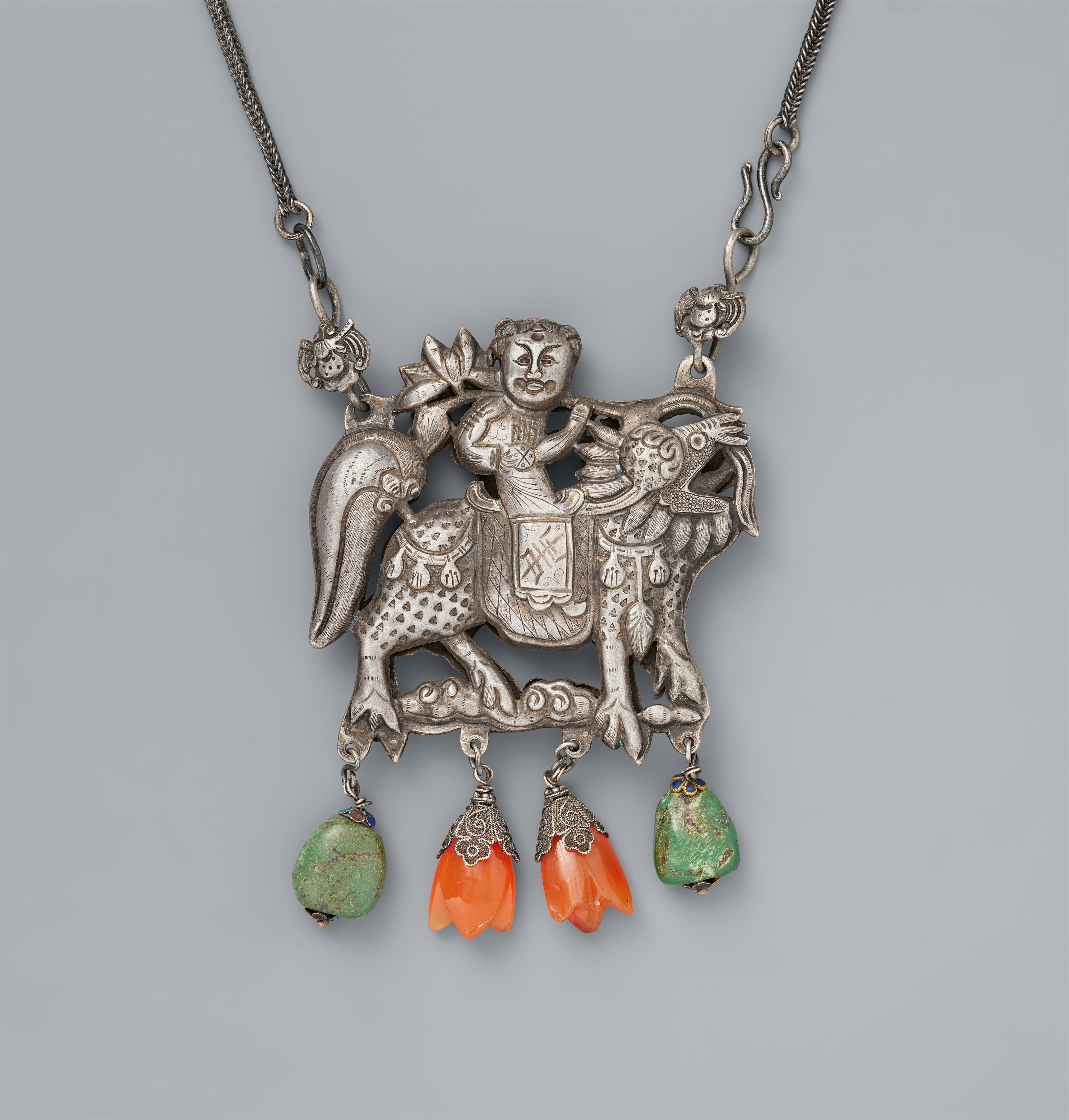 A silver necklace with a qilin amulet. 19th century - image-1