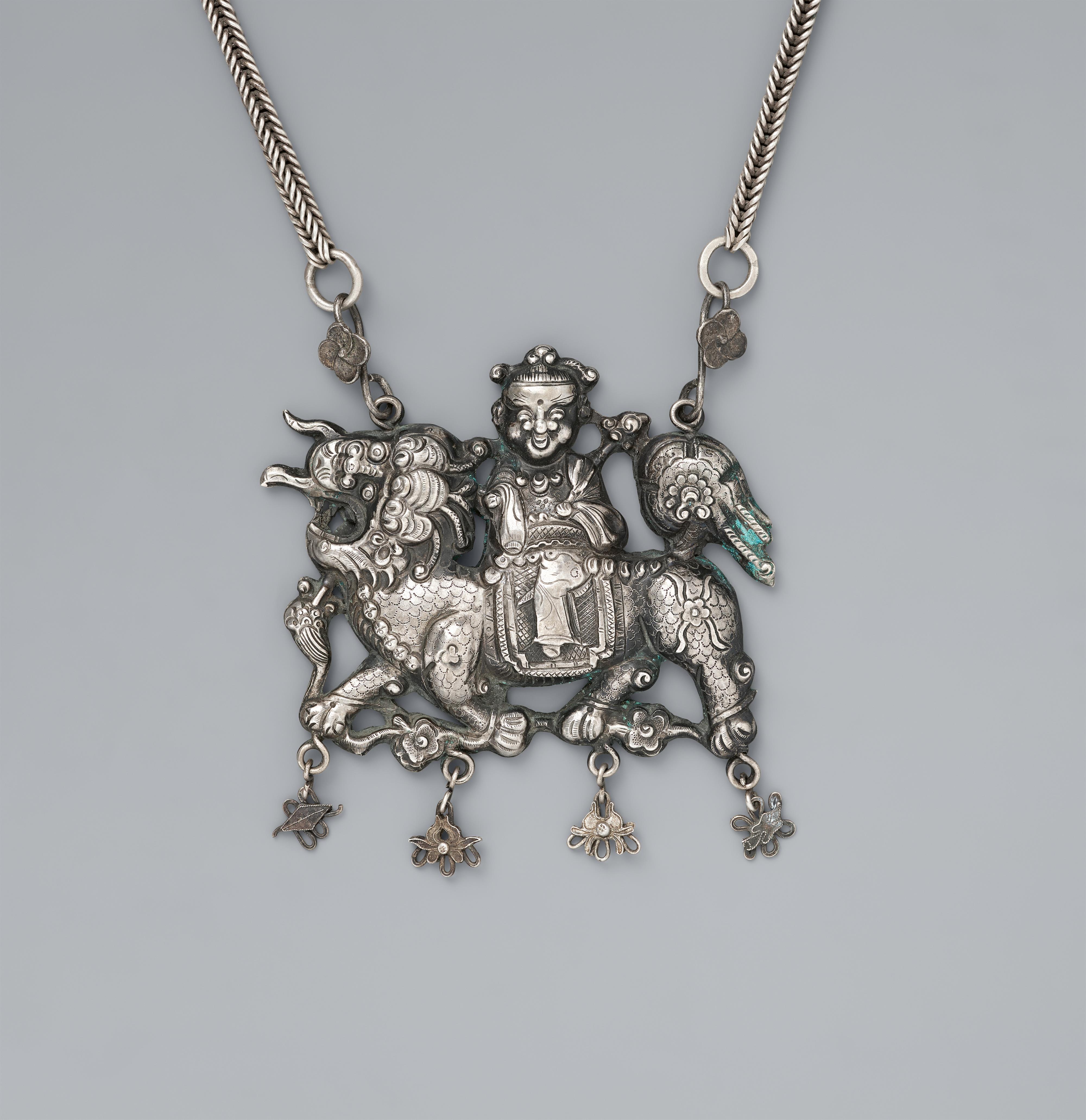 A silver necklace with a qilin amulet. 19th century - image-1