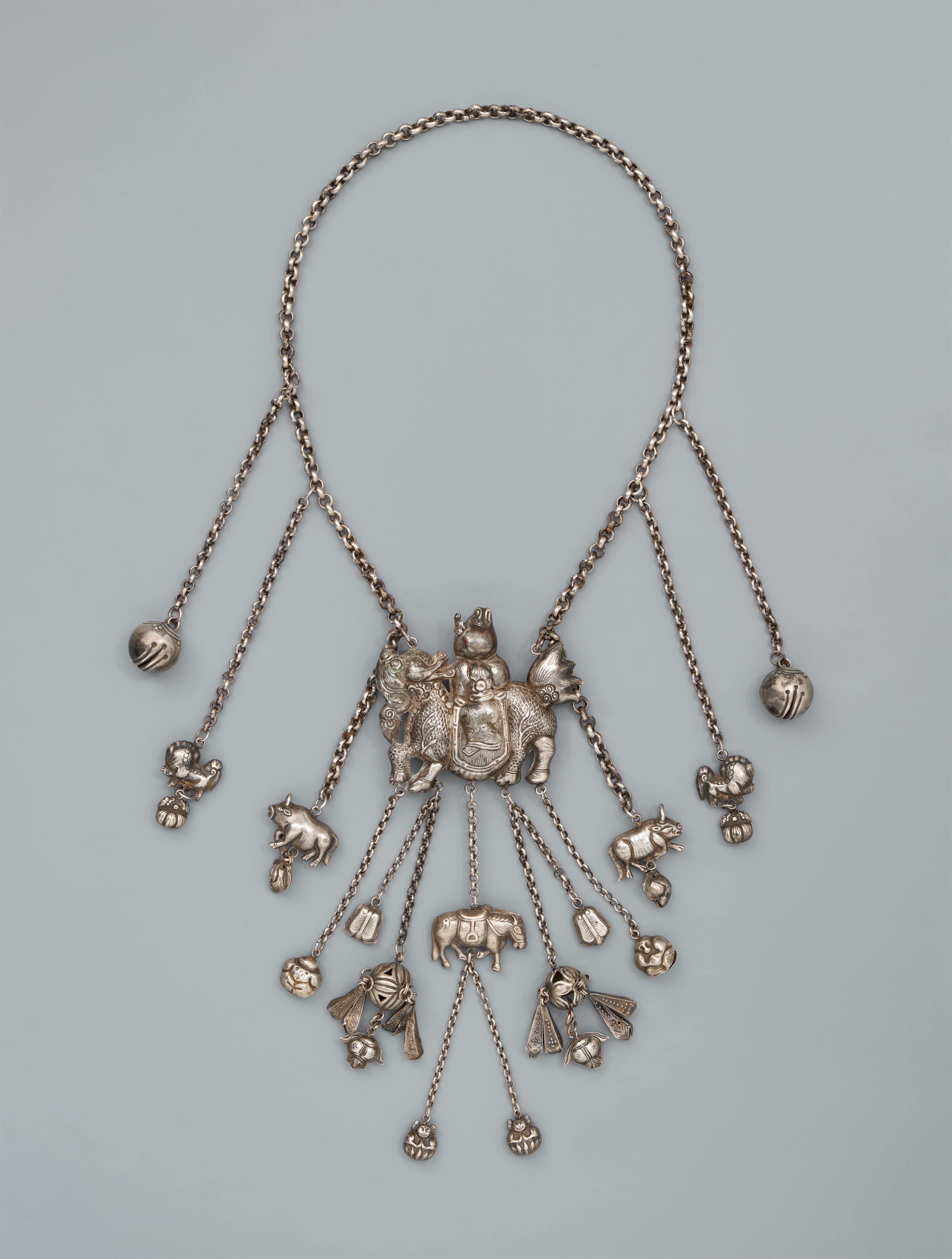 An elaborate silver necklace with a qilin amulet. 19th century - image-2