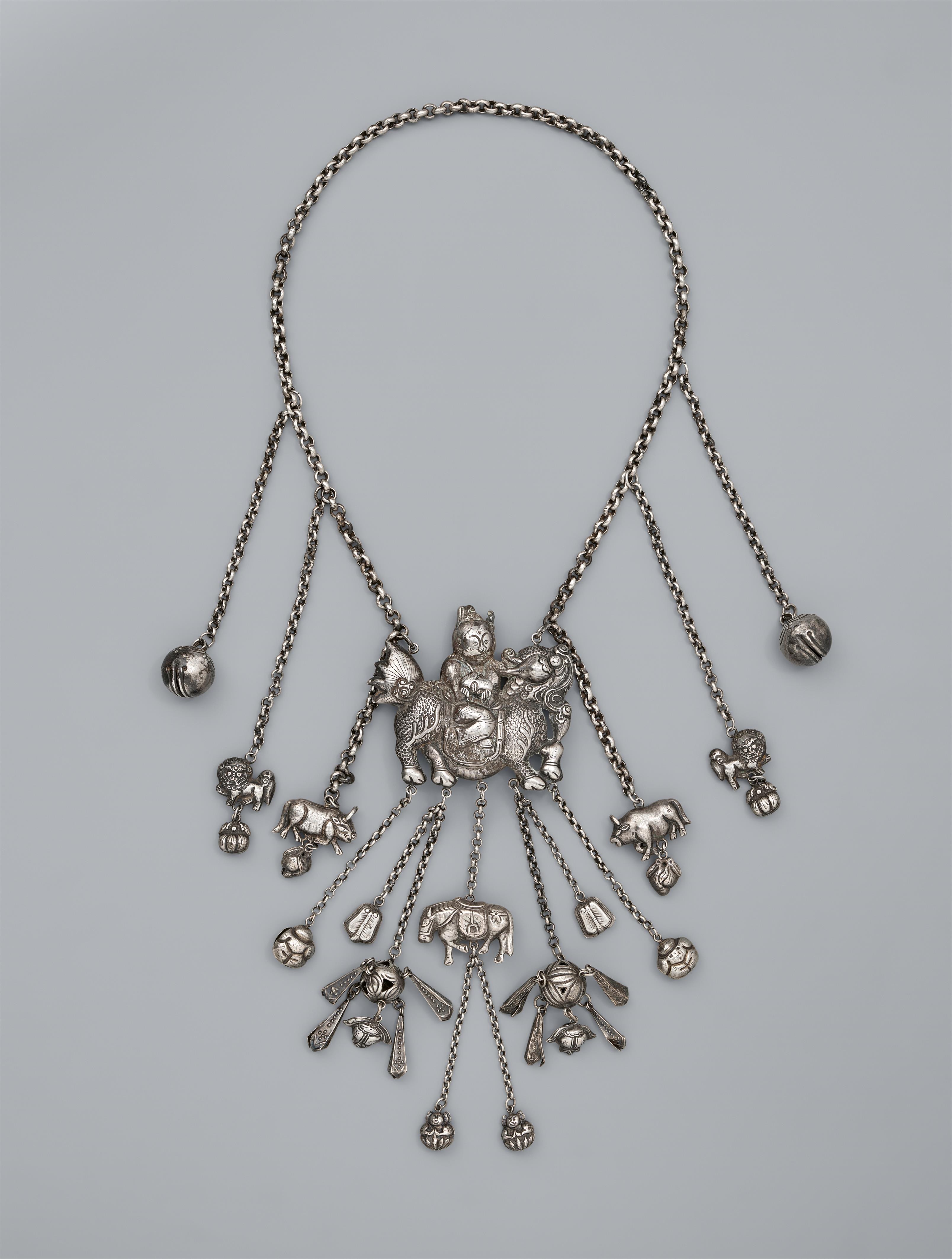 An elaborate silver necklace with a qilin amulet. 19th century - image-1