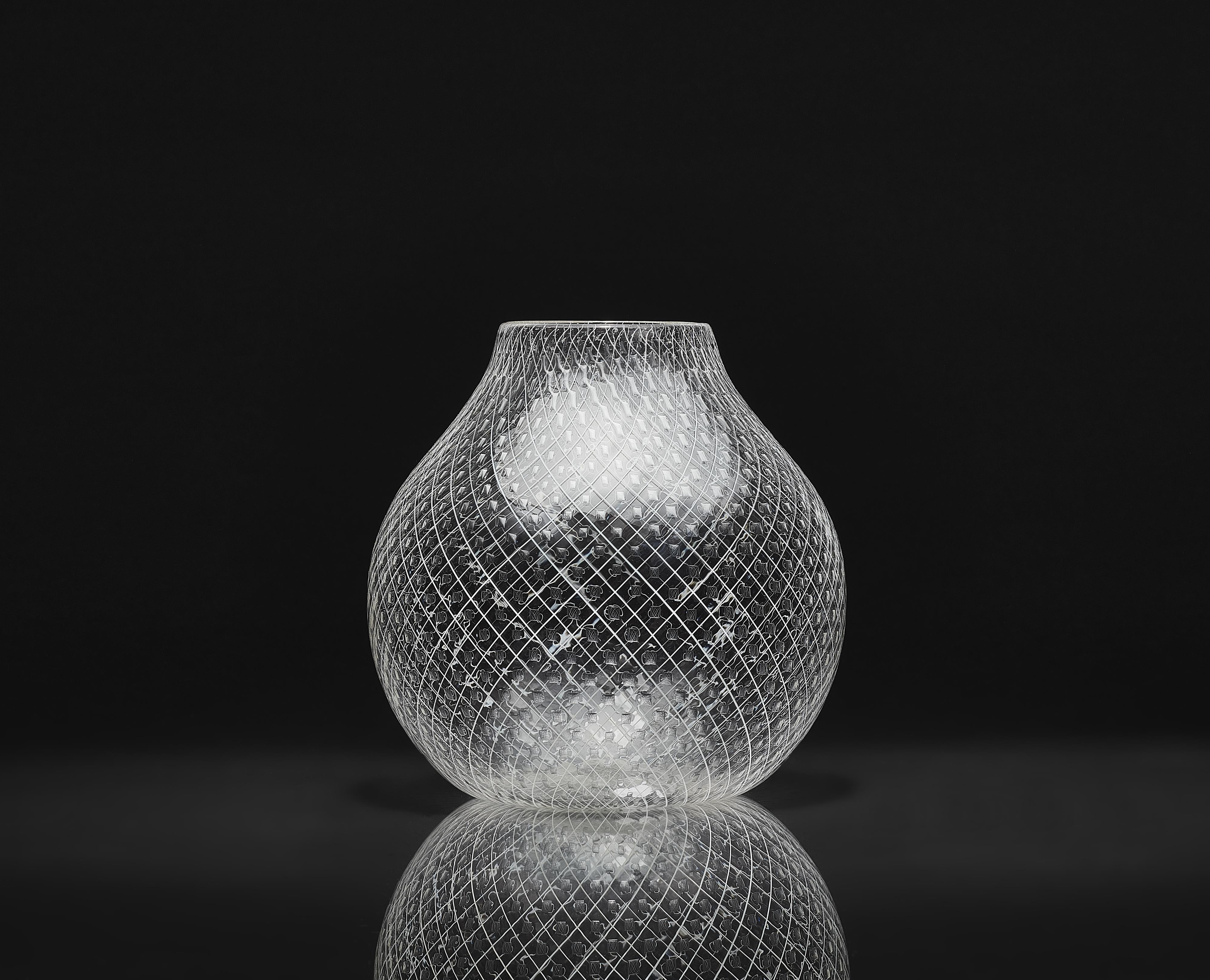 Vase und Platte 'Filigrana a reticello'
Venini & C., Murano, die Vase Entwurf Carlo Scarpa, um 1927, die Ausführungen 1960er Jahre und 1981. - image-2