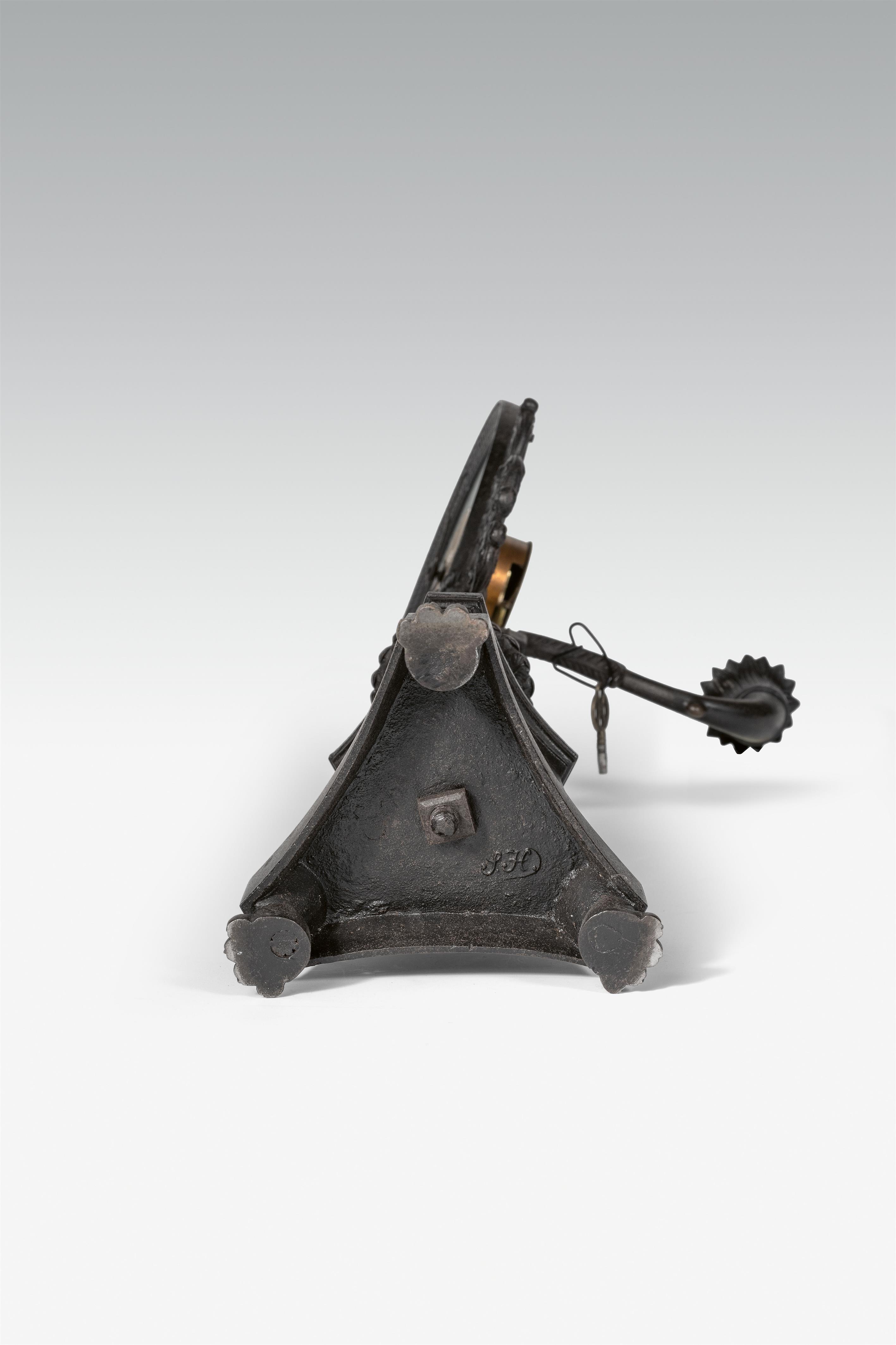 A cast iron night clock "Trespied" - image-3