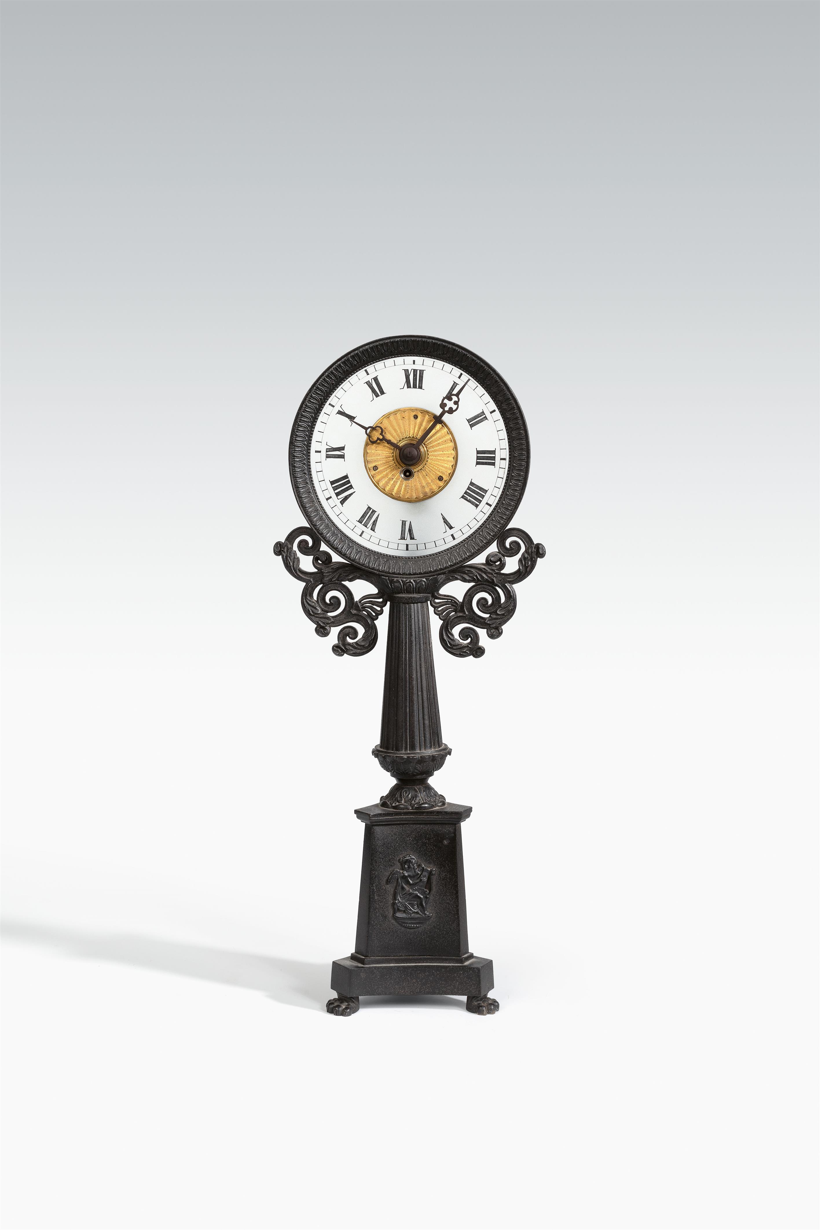 A cast iron night clock "Trespied" - image-1