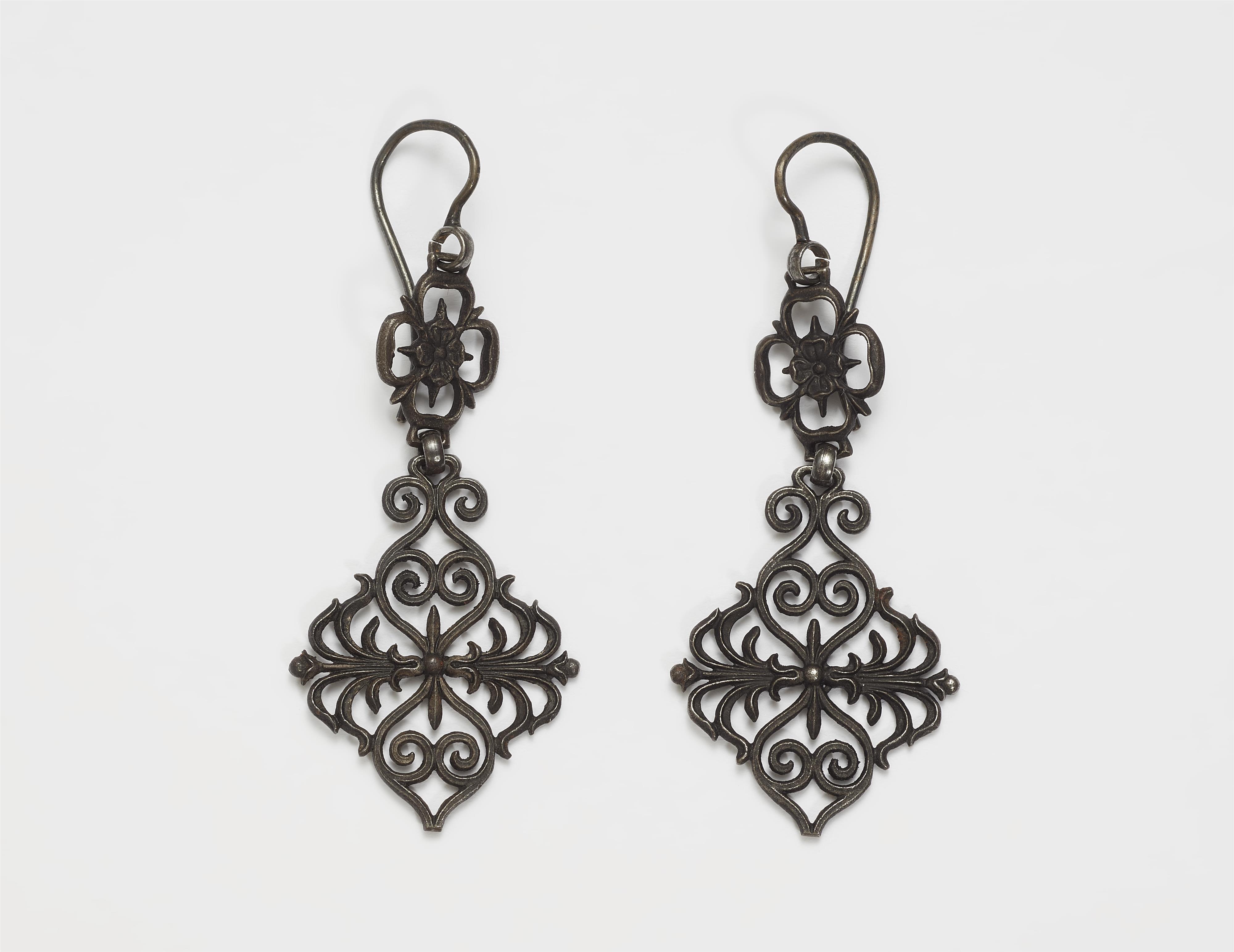A pair of delicate Berlin cast iron pendant earrings - image-1