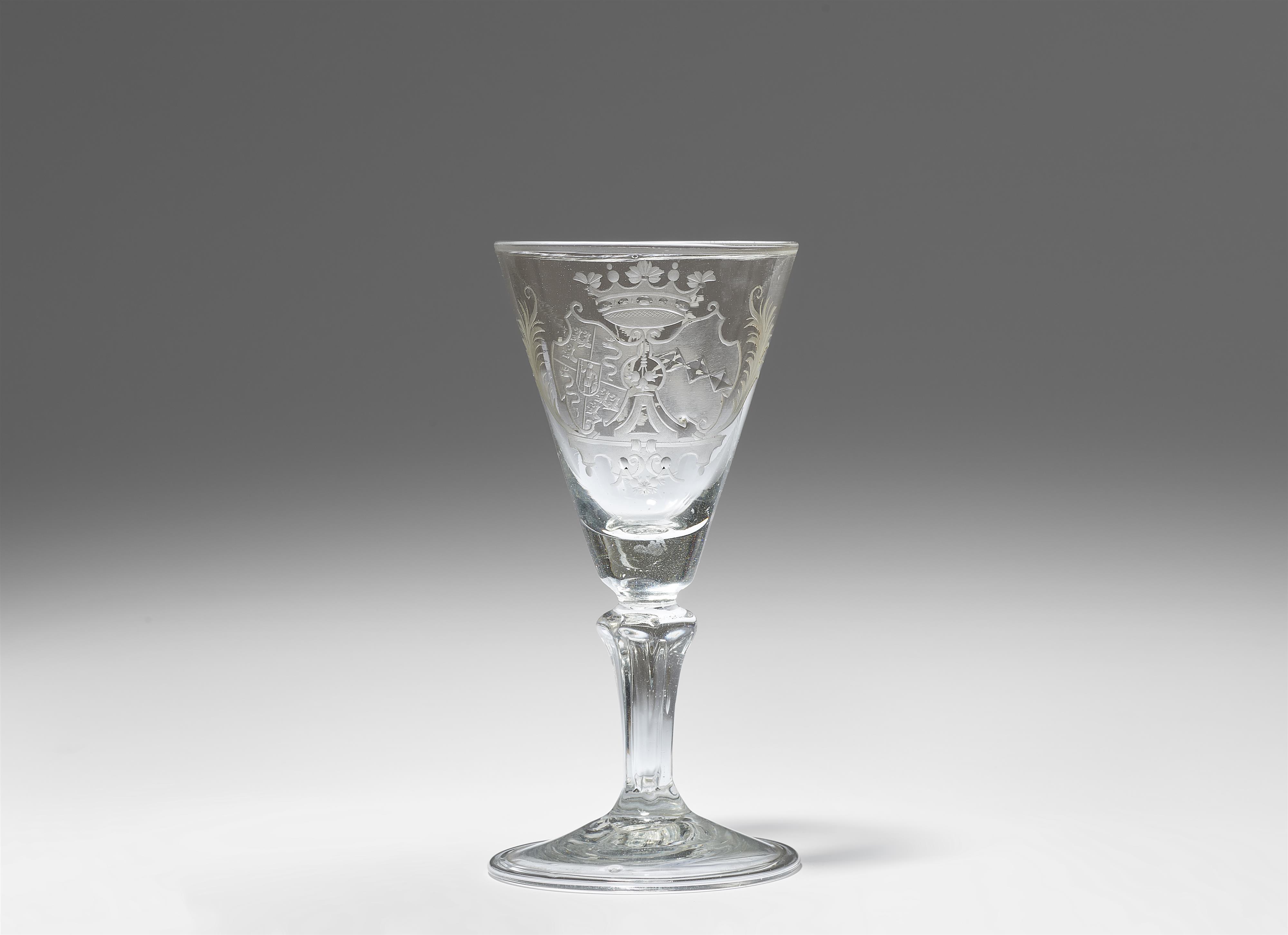 A cut glass goblet with an arms of alliance - image-1