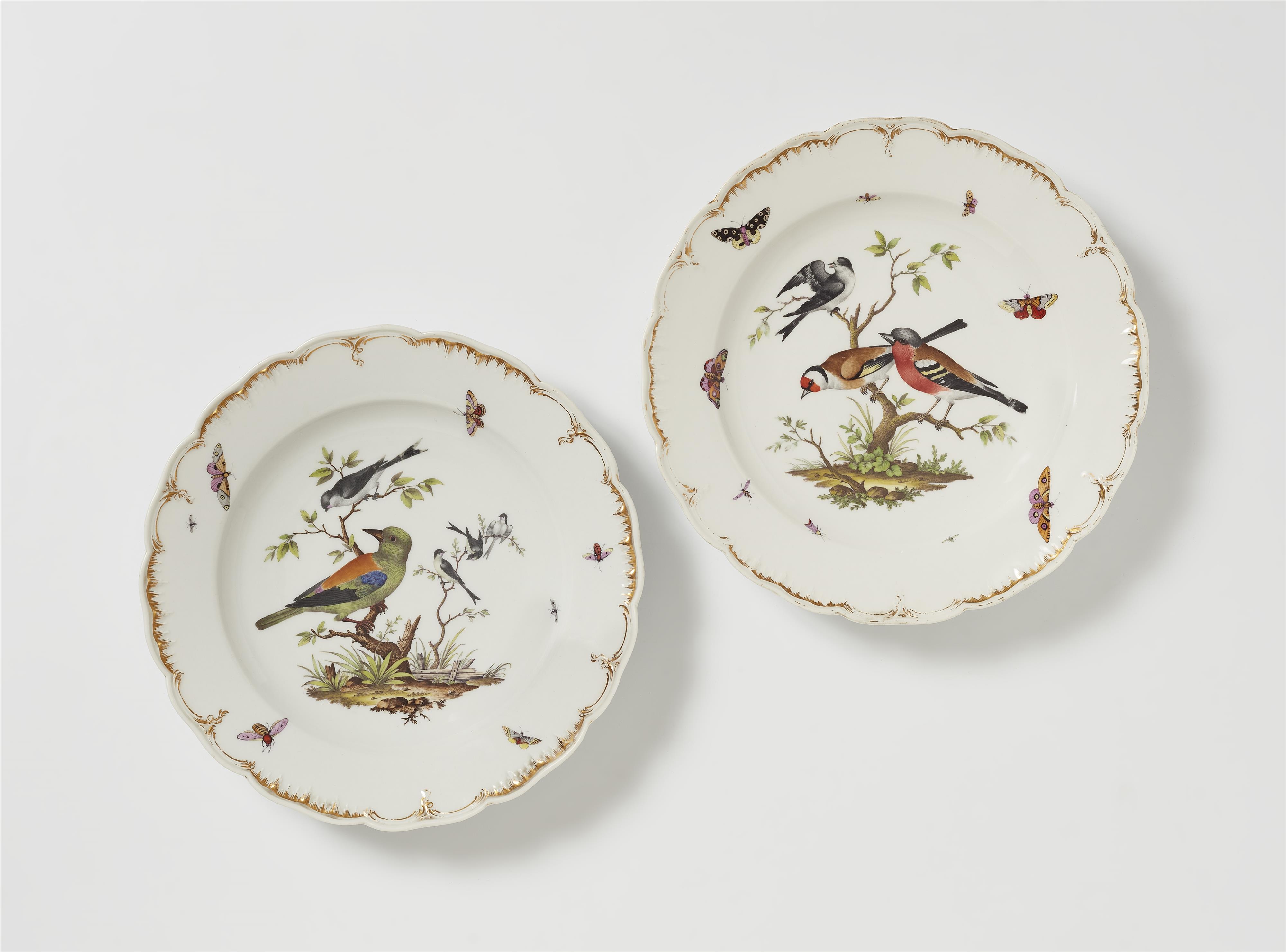 Paar Speiseteller aus einem Tafelservice mit heimischen Vögeln - image-1