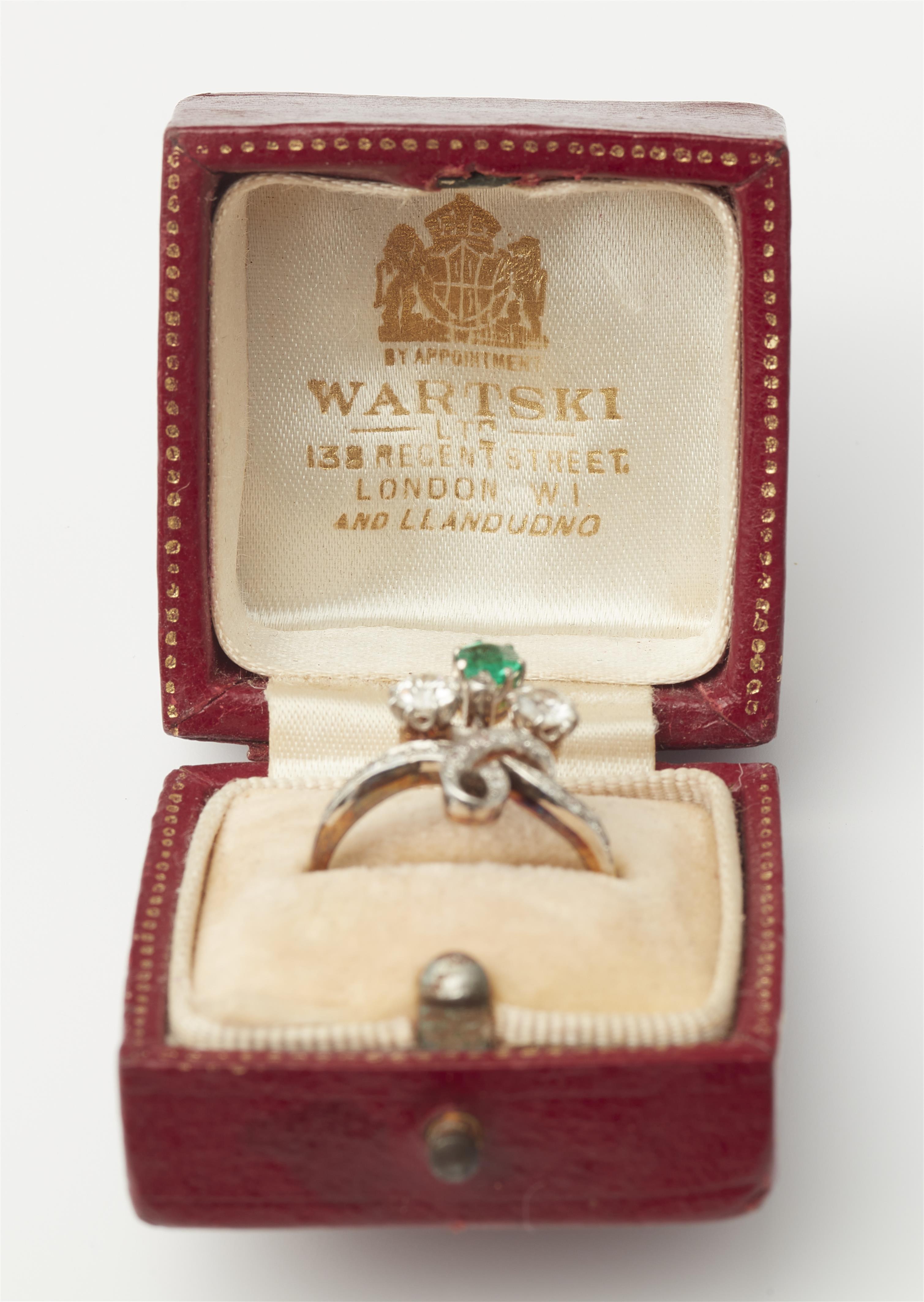 A Belle Epoque 18k gold diamond and emerald ring. - image-2