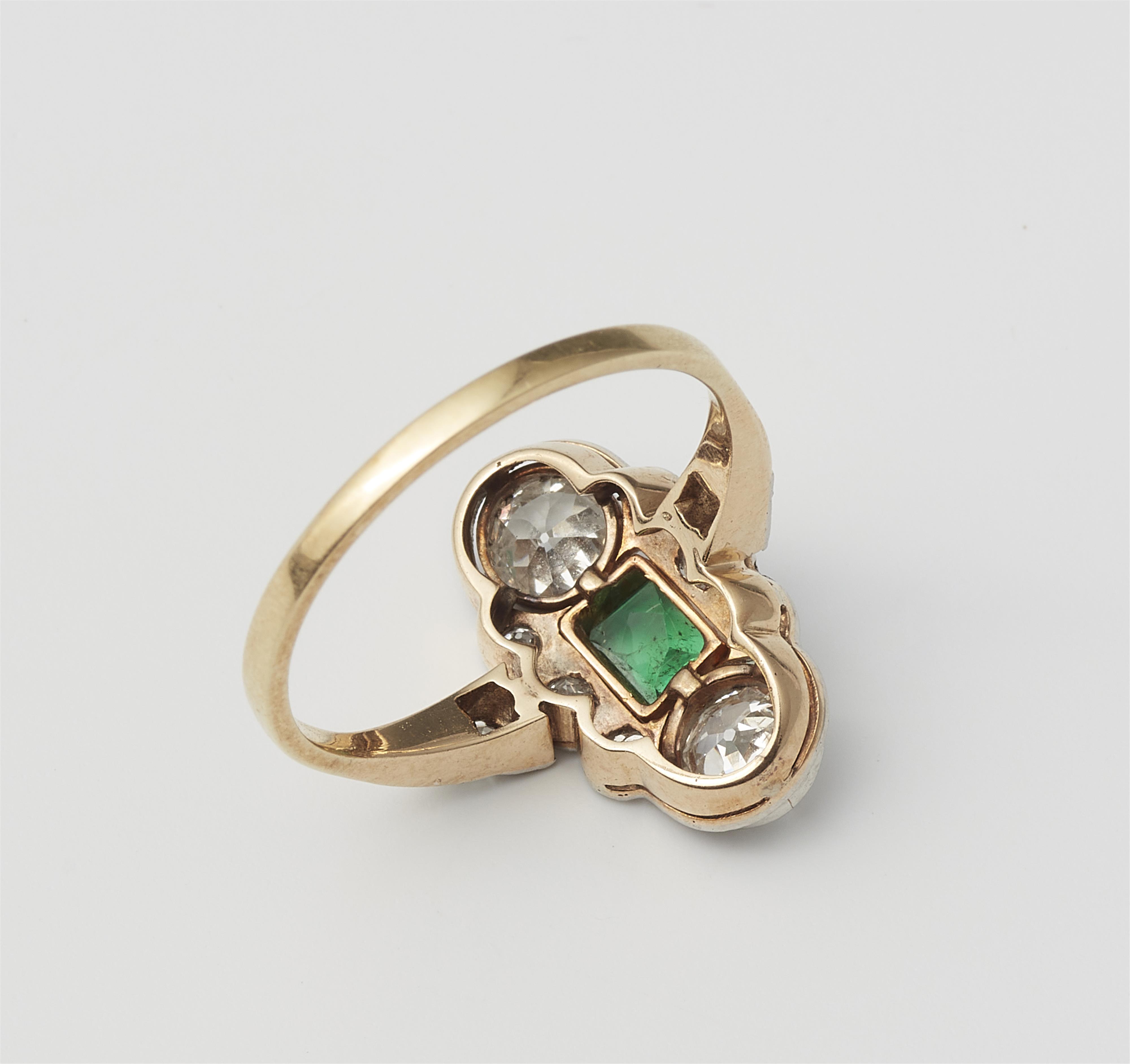 An Art Déco 14 kt gold platinum diamond and emerald ring. - image-2