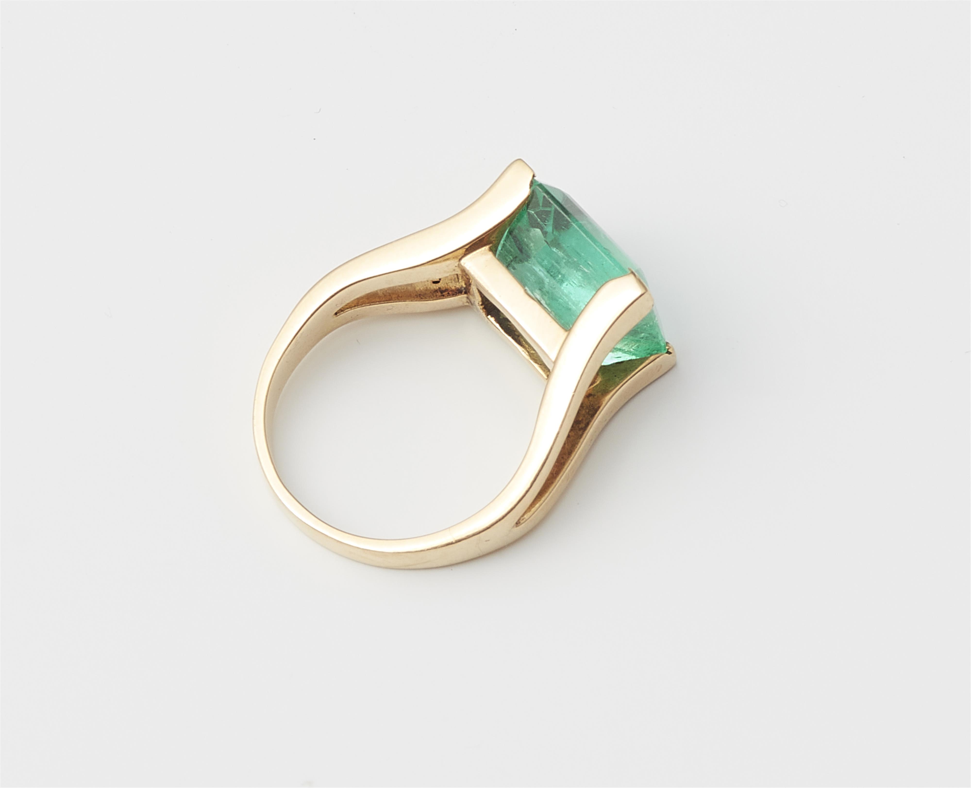 A French 18k gold and ca. 7.5 ct Columbian emerald ring. - image-2