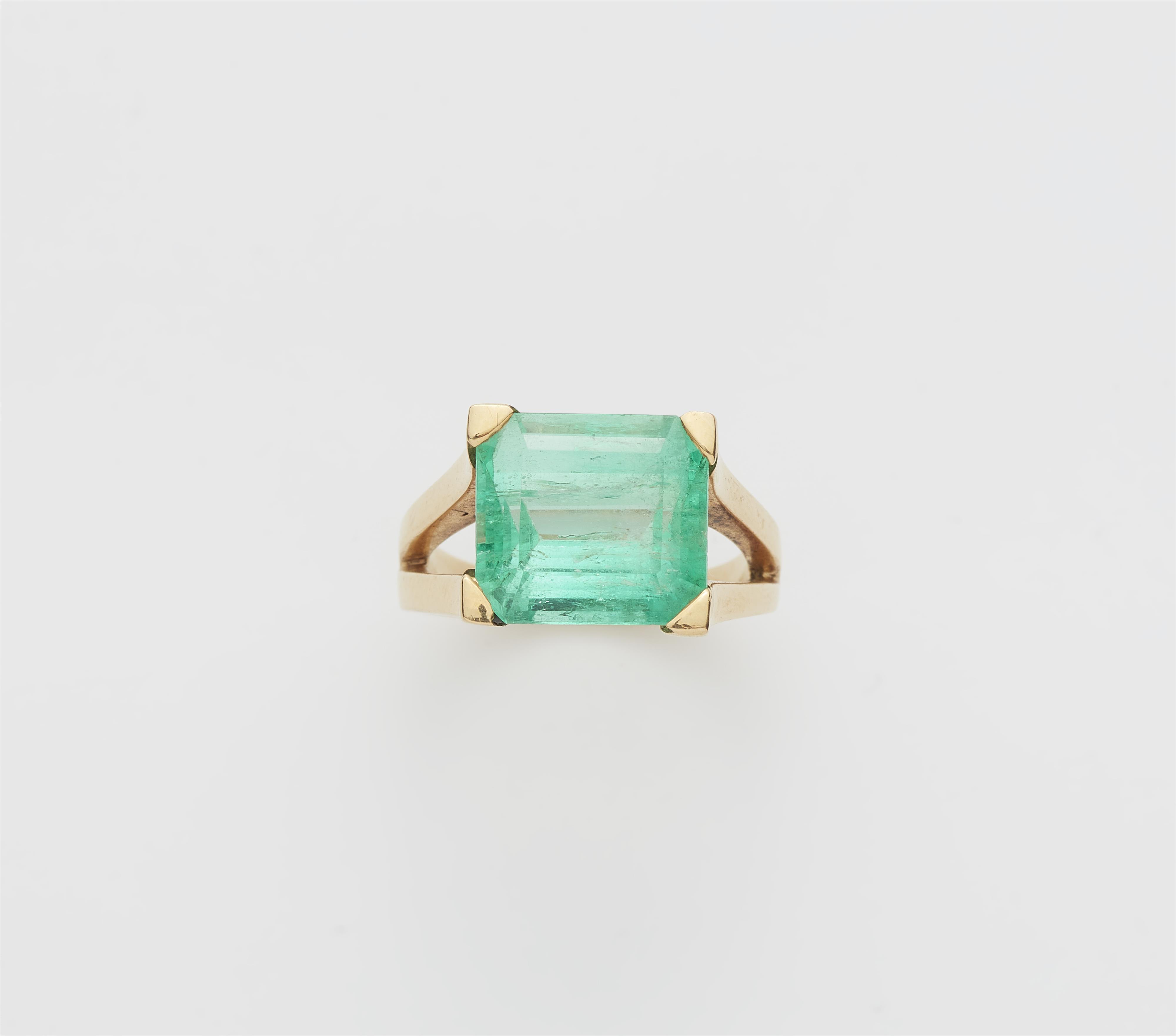 A French 18k gold and ca. 7.5 ct Columbian emerald ring. - image-1