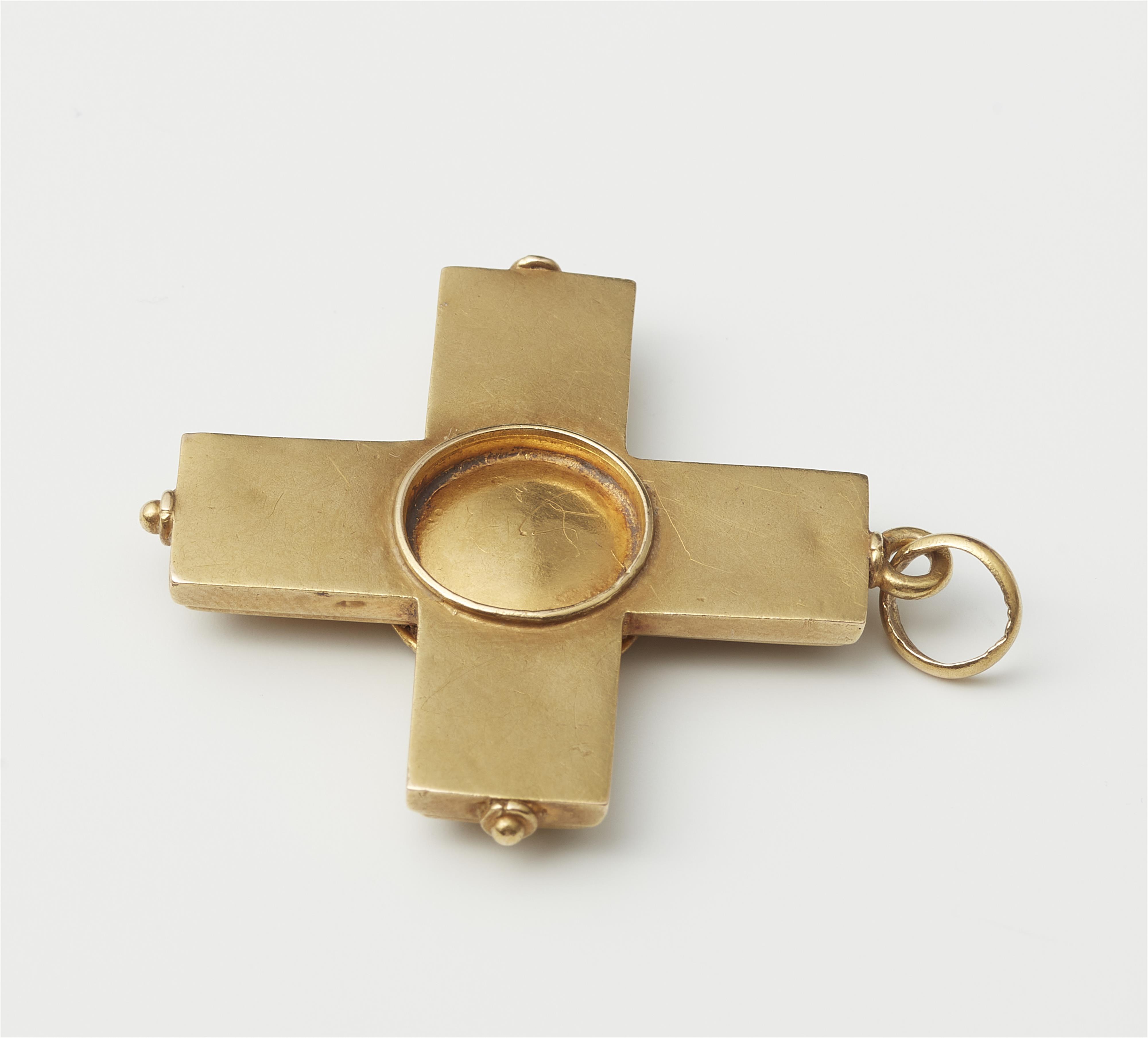 A Roman 18k gold and micromosaic cross pendant with depiction of the holy Easter lamb. - image-2