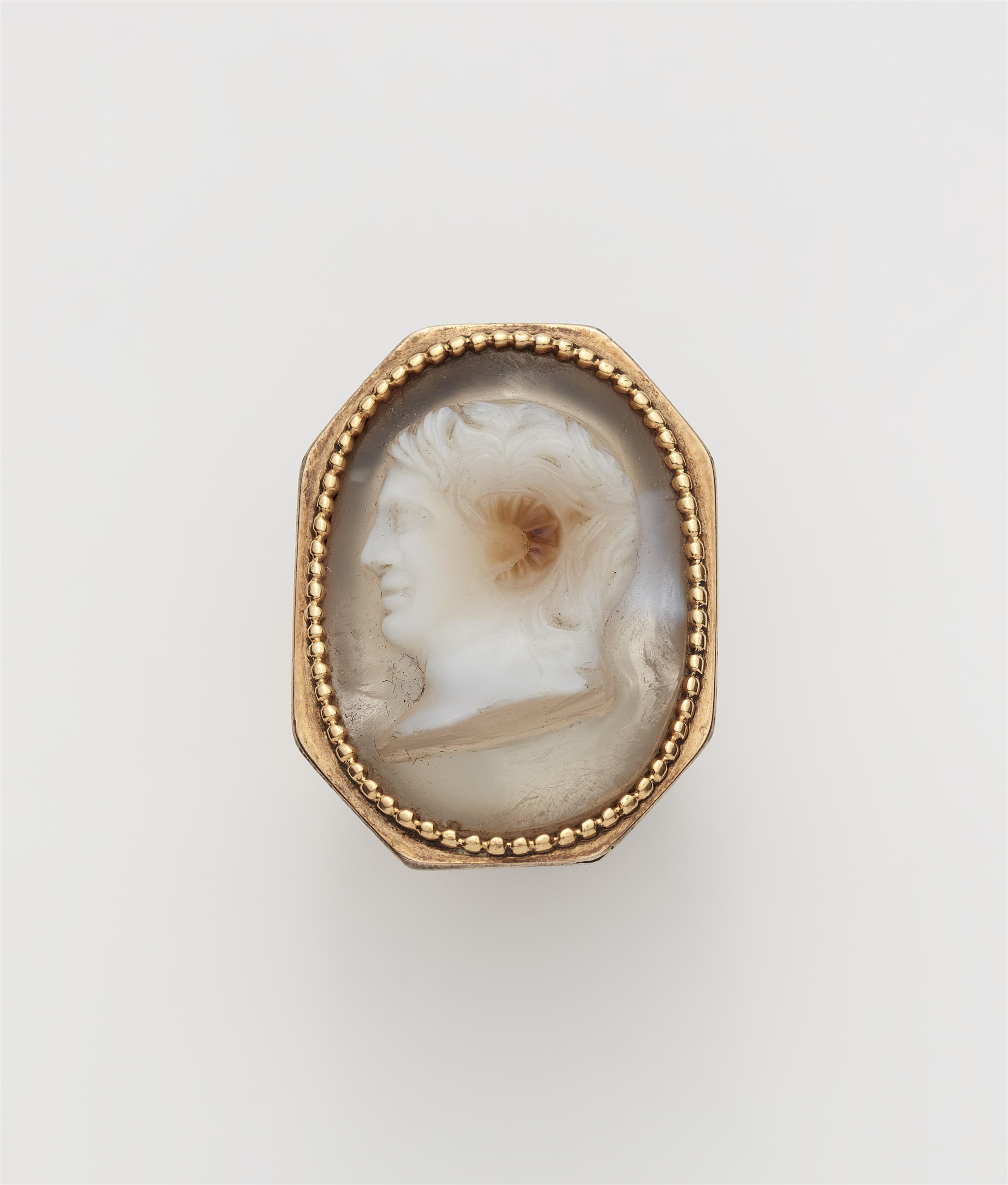 A possibly English Neoclassical 18k gold and layered chalcedony cameo ring with depiction of the head of Alexander the Great. - image-1