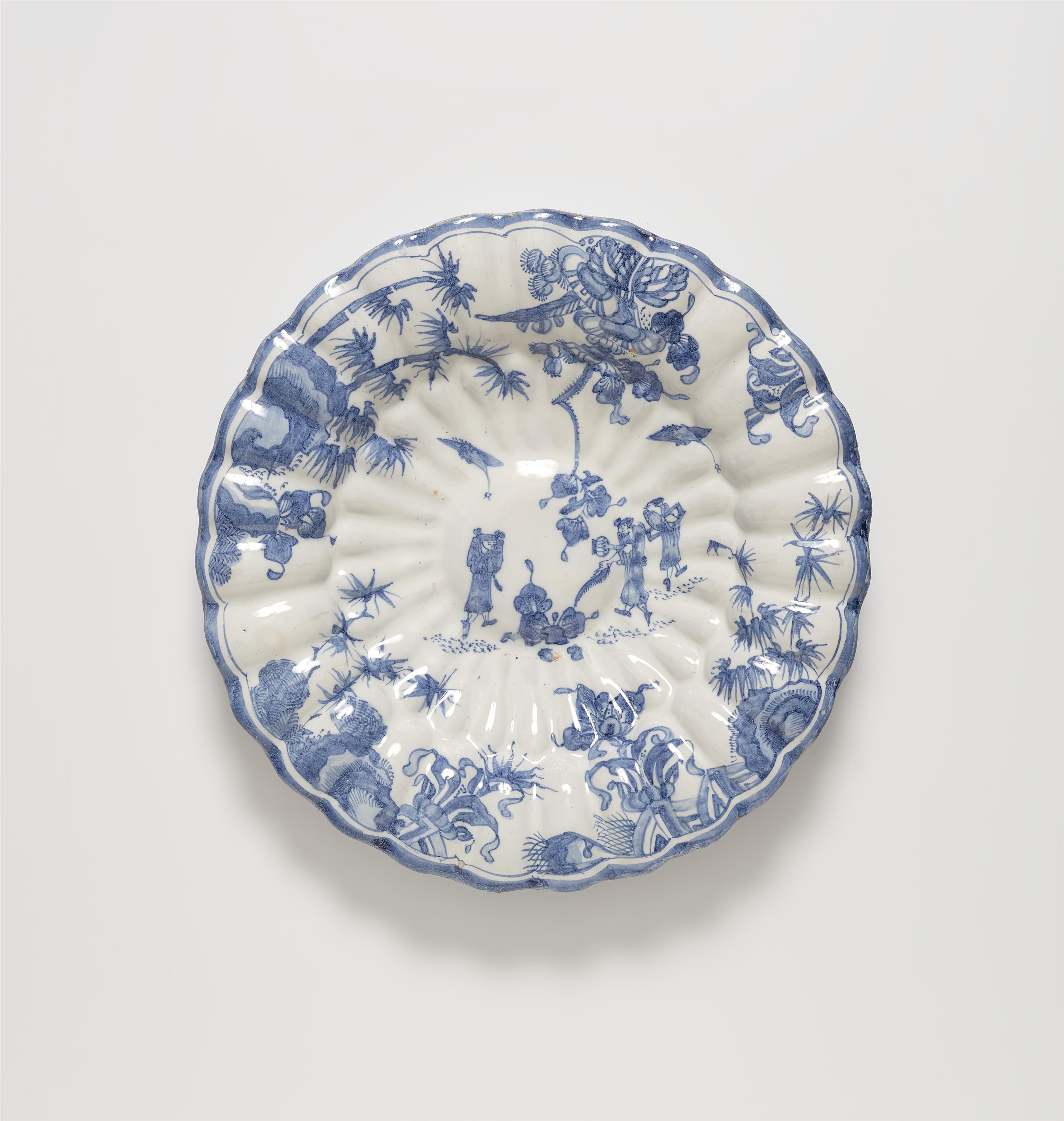 A rare faience fan dish with a "Spanish Chinoiserie" - image-1
