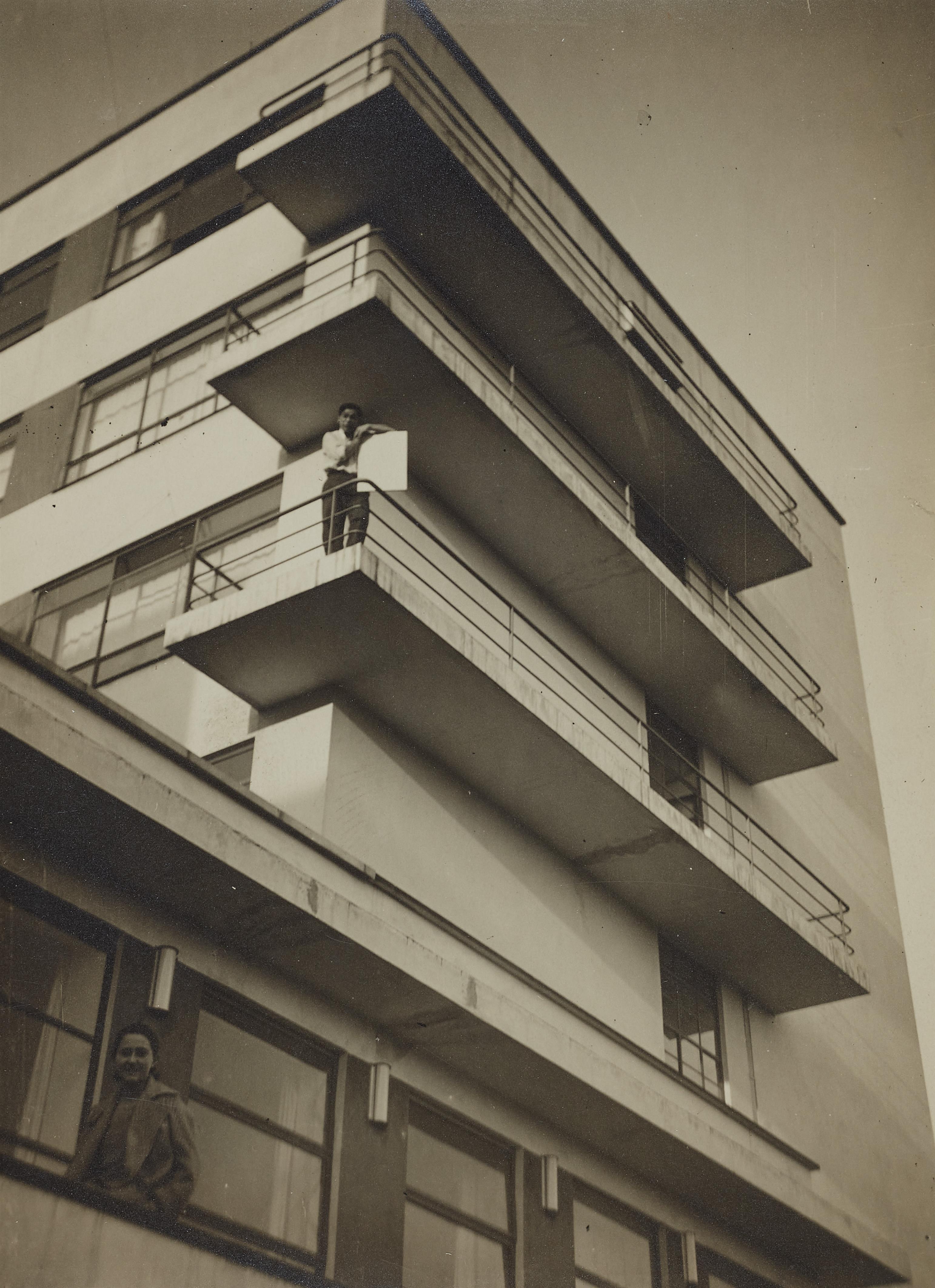 T. Lux Feininger - Xanti Schawinsky auf einem Balkon des Ateliergebäudes des Bauhauses - image-1