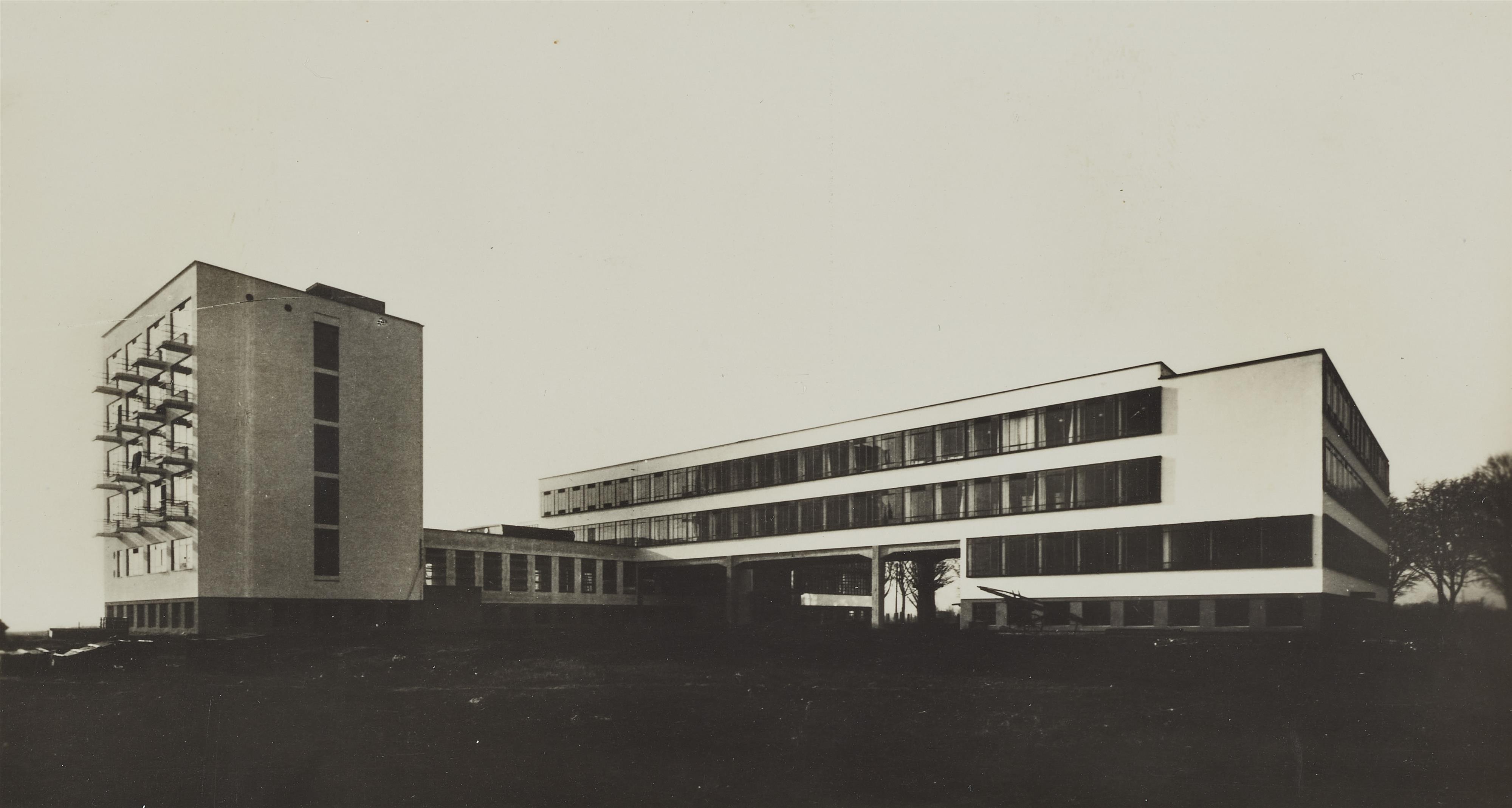Lucia Moholy - Bauhausneubau, Dessau (Bauhaus von Nordosten) - image-1