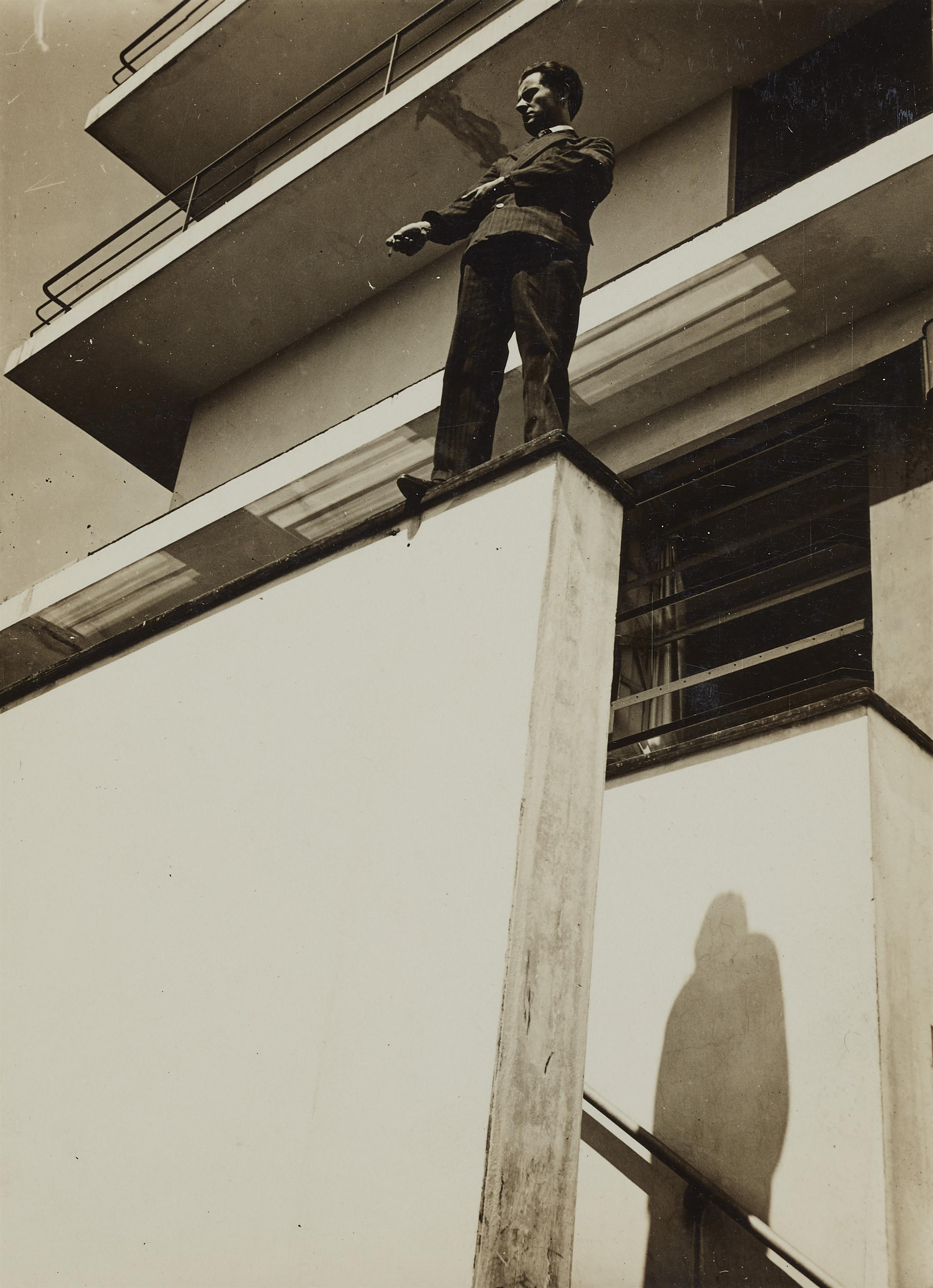 T. Lux Feininger - Clemens Röseler auf der Brüstung vor der Bauhauskantineu) - image-1