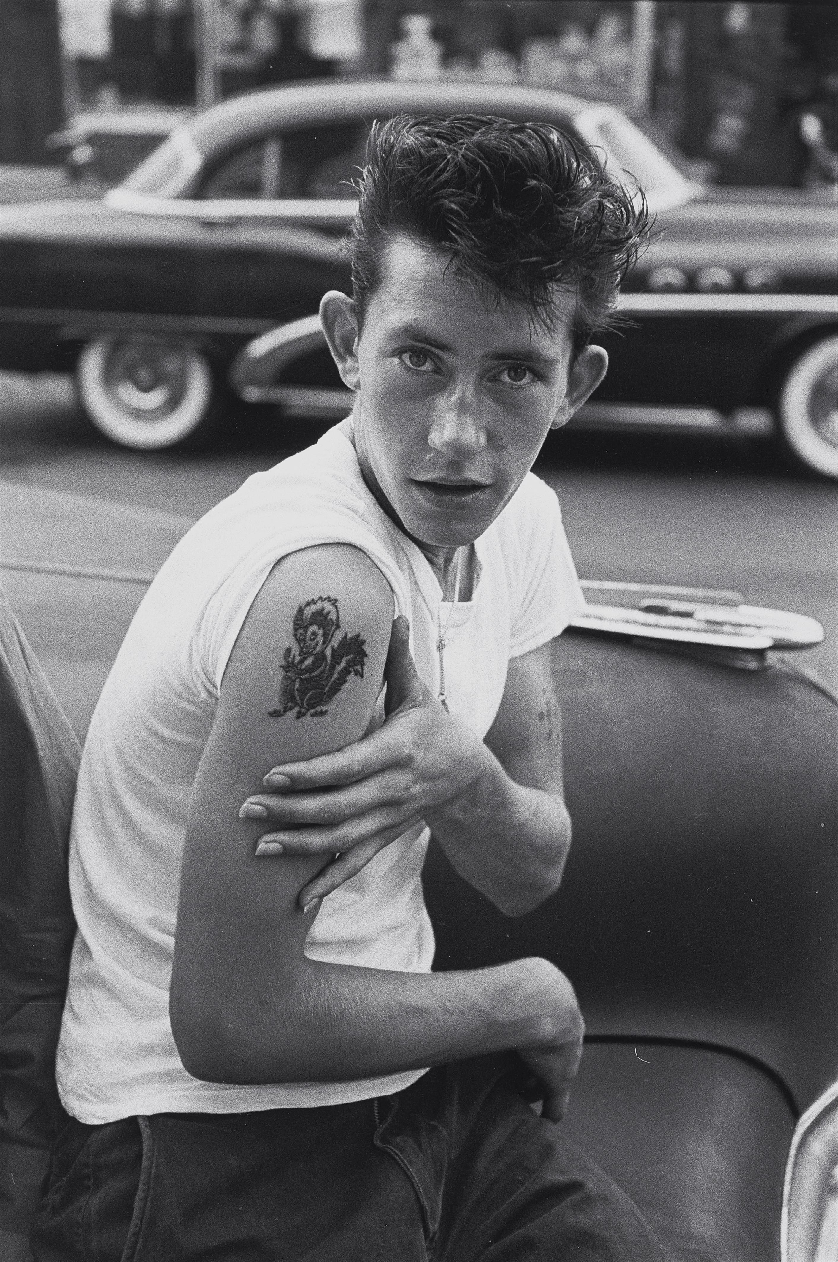 Bruce Davidson - Lefty showing off his new tattoo (aus der Serie: Brooklyn Gang) - image-1