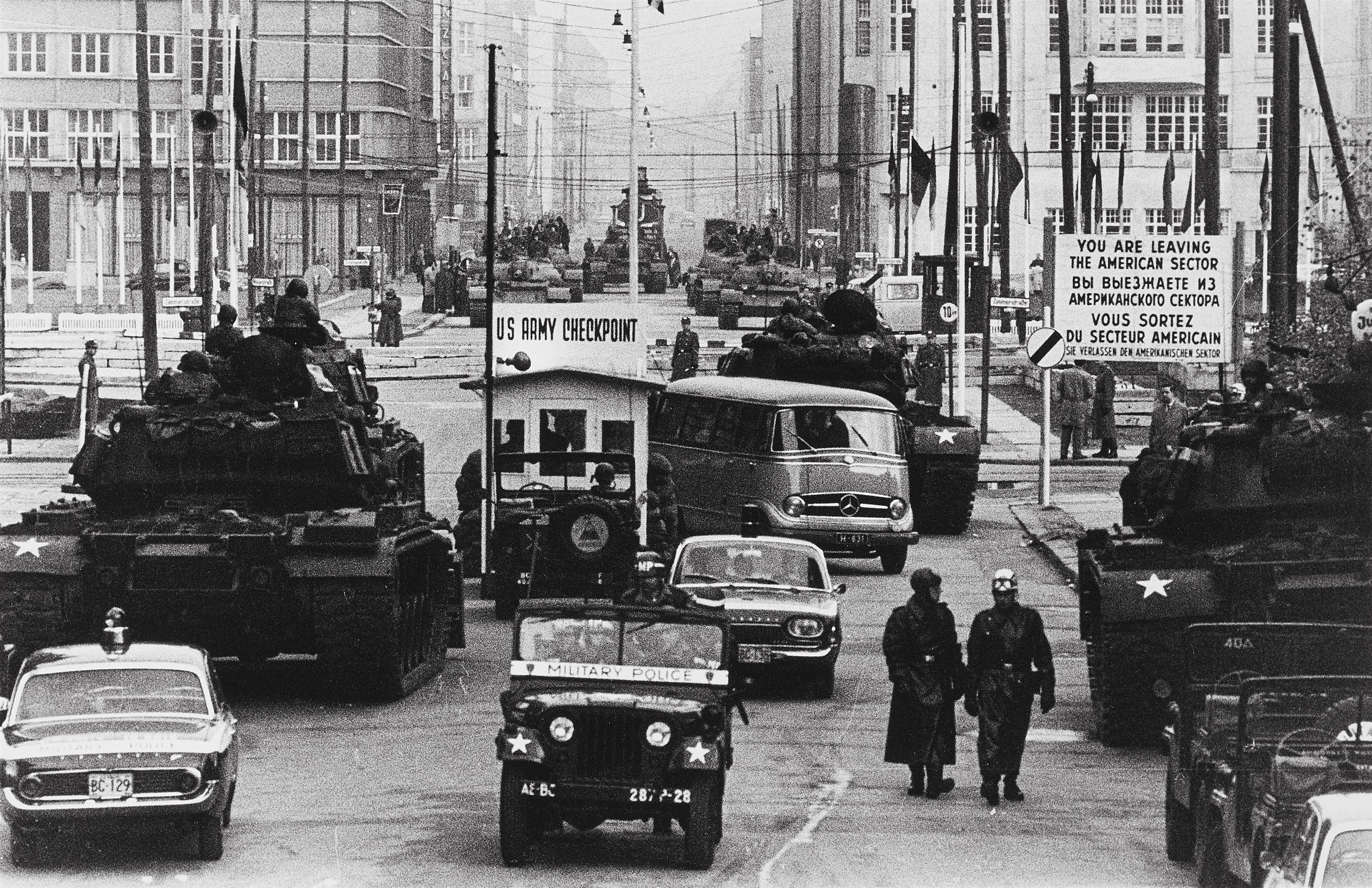 Will McBride - Russische und amerikanische Panzer in der Friedrichstraße, Berlin - image-1