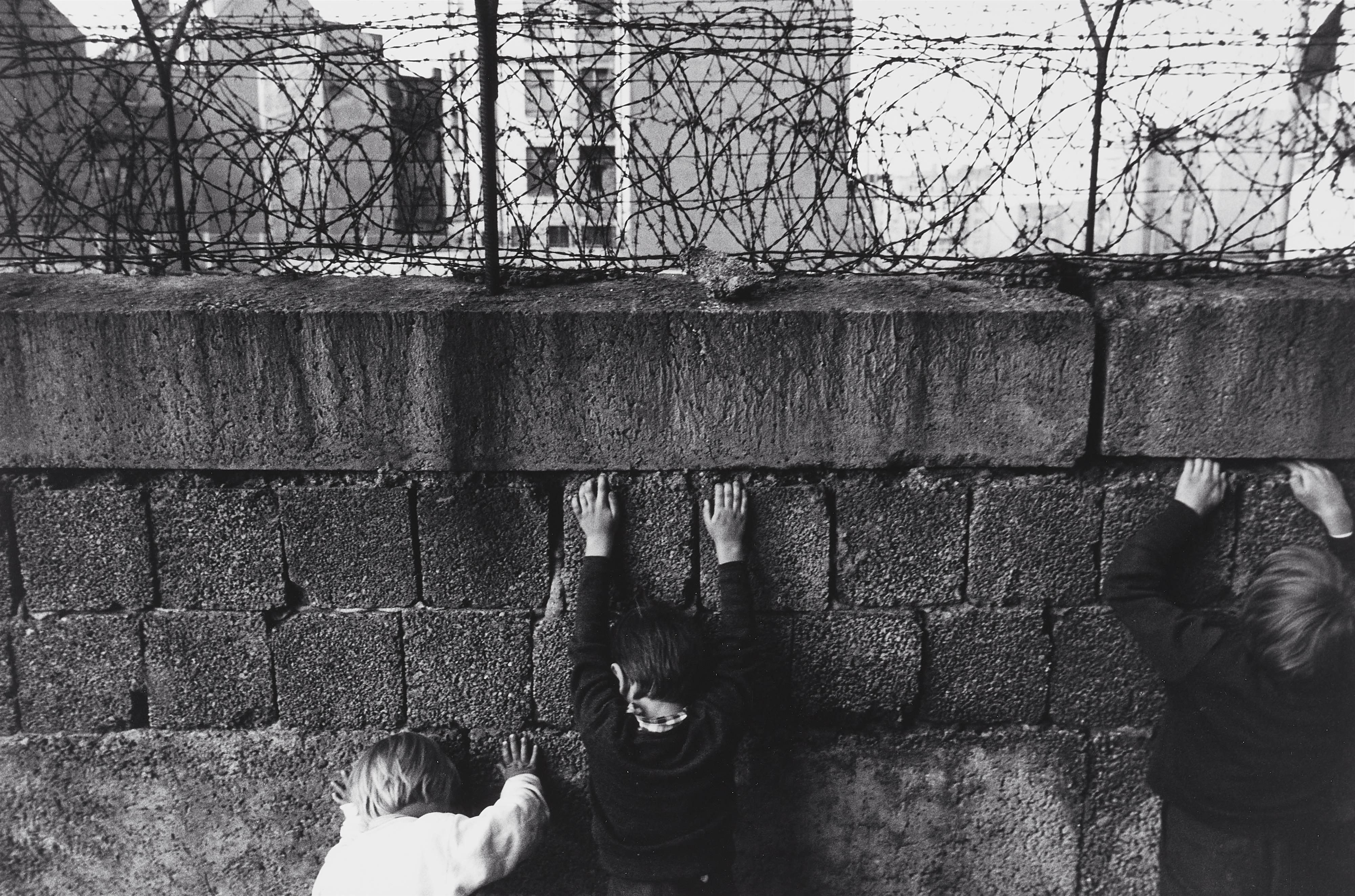 Will McBride - Robin McBride und Freunde an der Mauer, Berlin - image-1