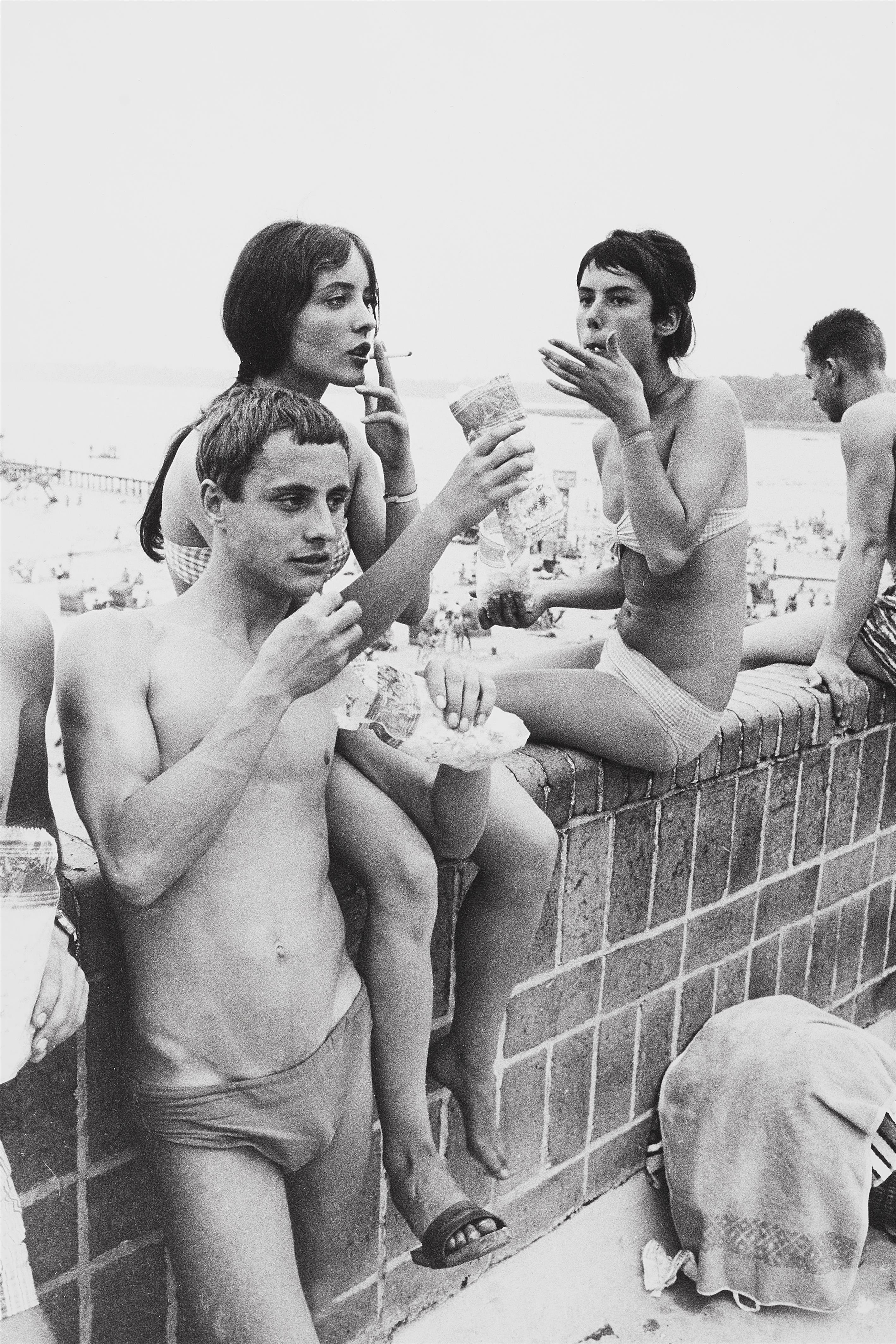 Will McBride - Stöffie, Magda und Evi am Strandbad Wannsee mit Popcorn, Berlin - image-1