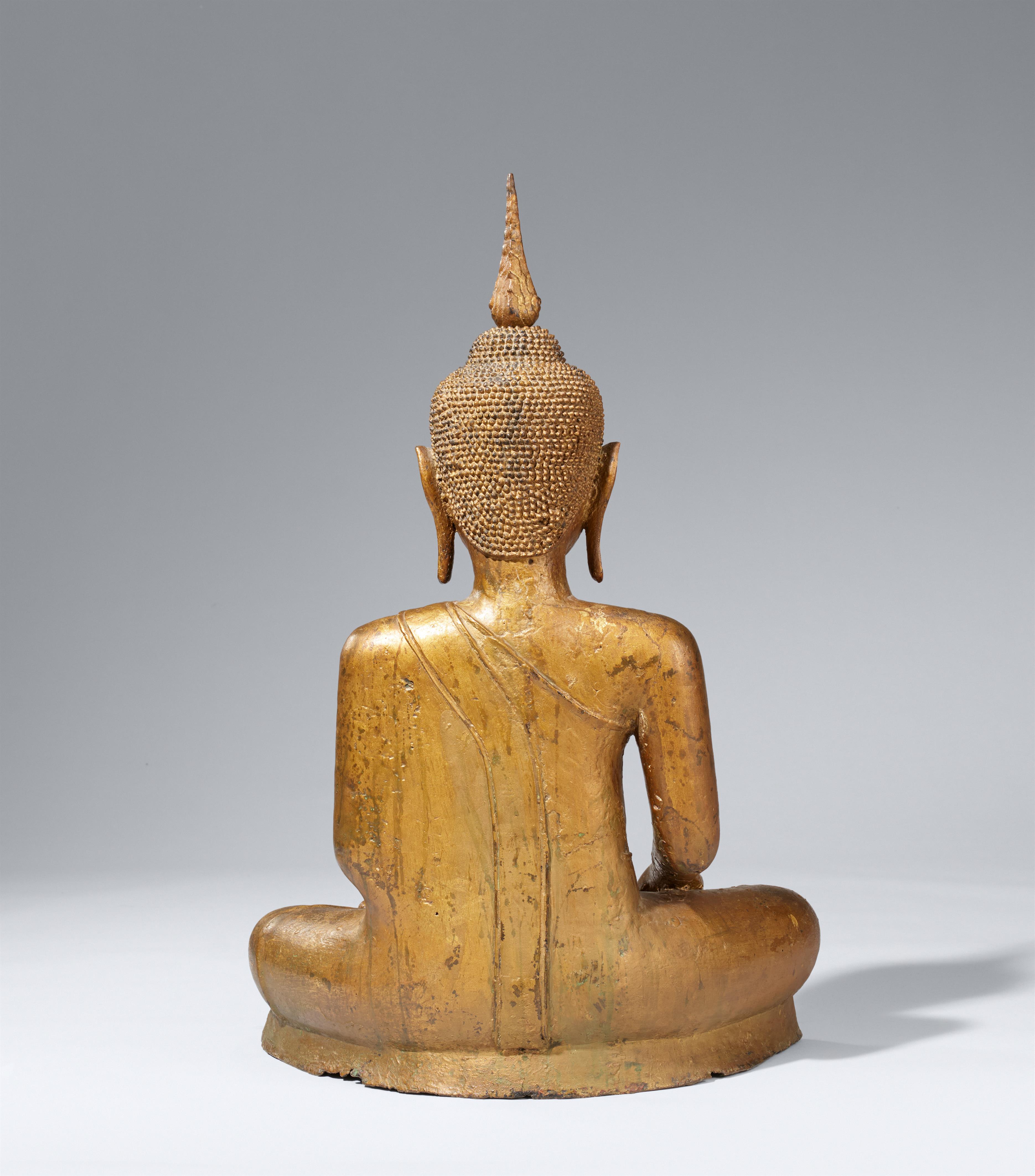 Großer, sitzender Buddha Shakyamuni. Bronze, über Schwarzlack vergoldet. Thailand. Um 18. Jh. - image-2