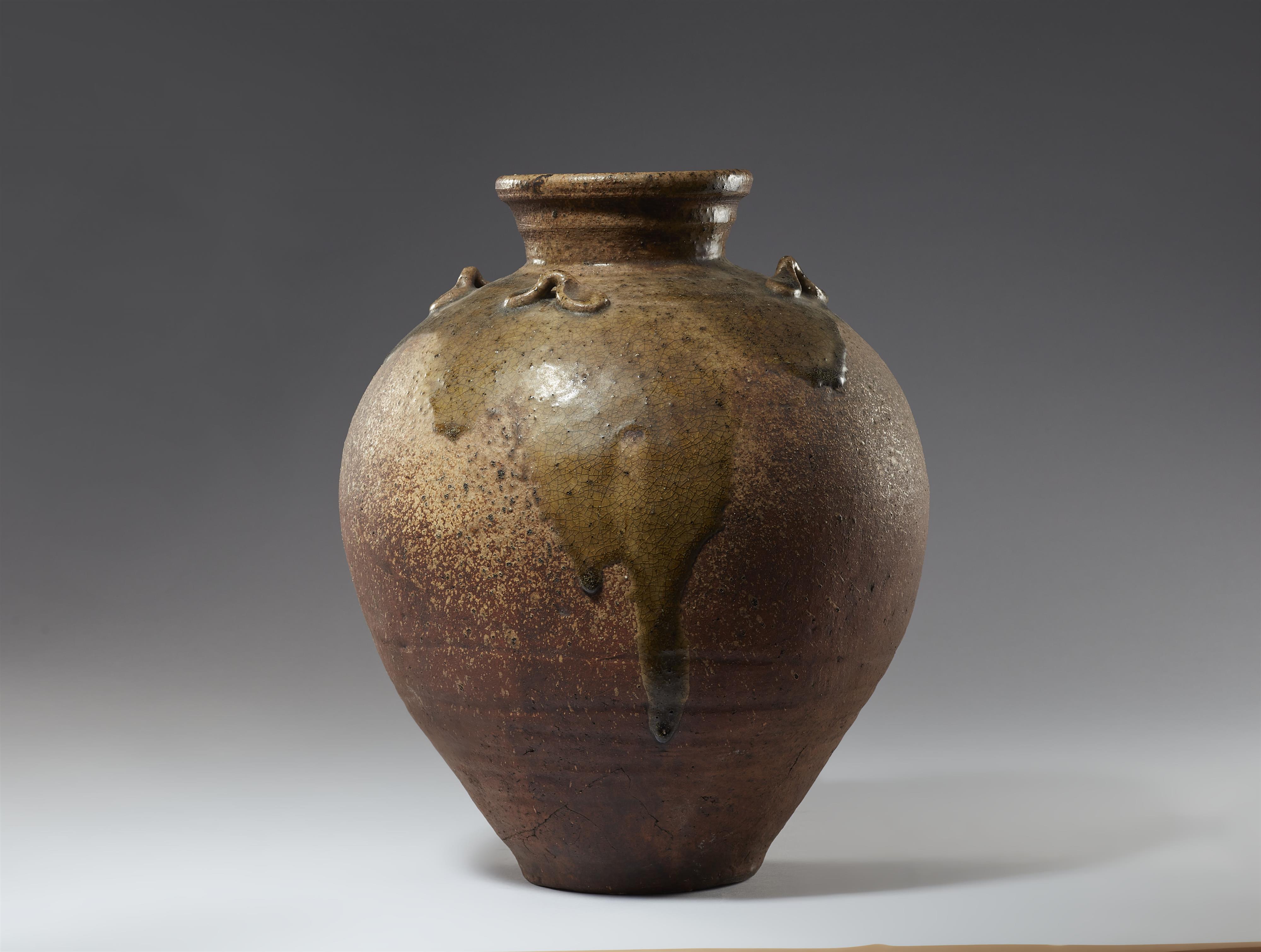 A large tsubo, Shigaraki. Early Edo period, 17th century or earlier - image-2