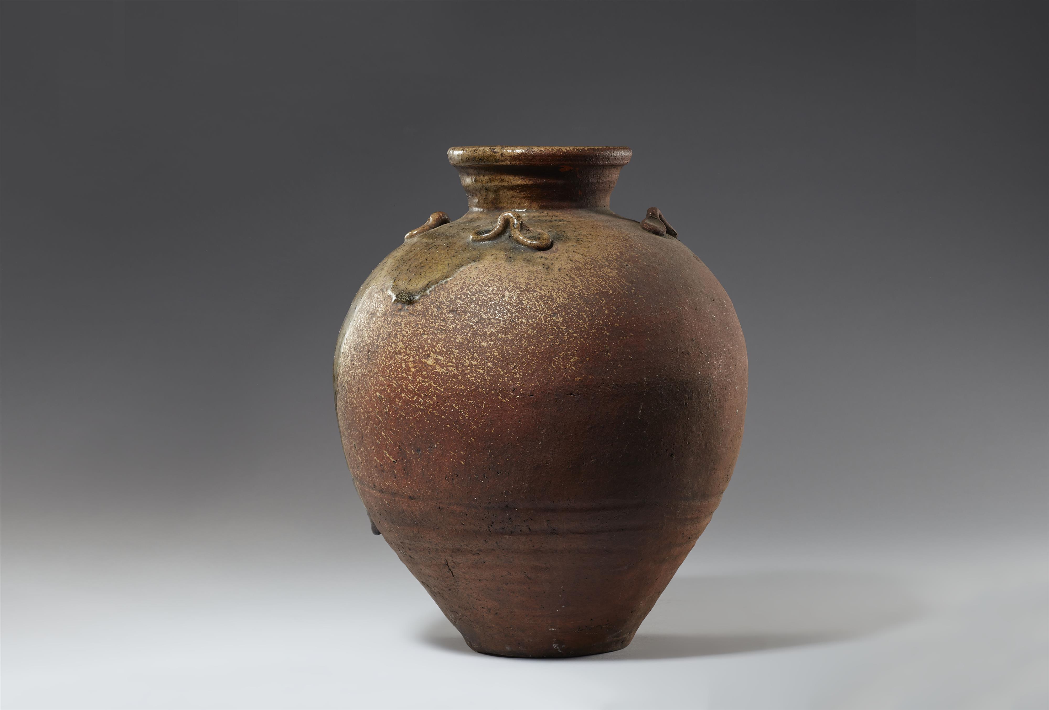 A large tsubo, Shigaraki. Early Edo period, 17th century or earlier - image-3