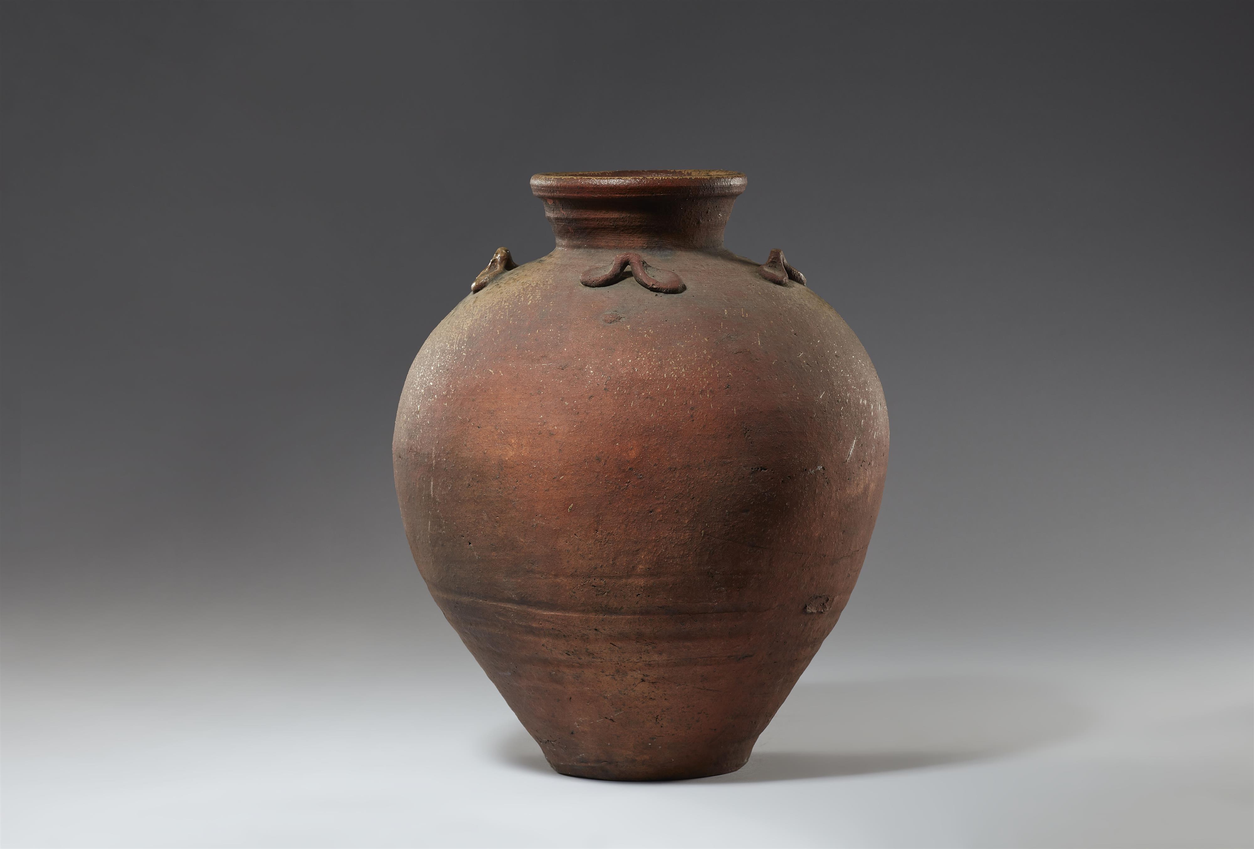 A large tsubo, Shigaraki. Early Edo period, 17th century or earlier - image-4