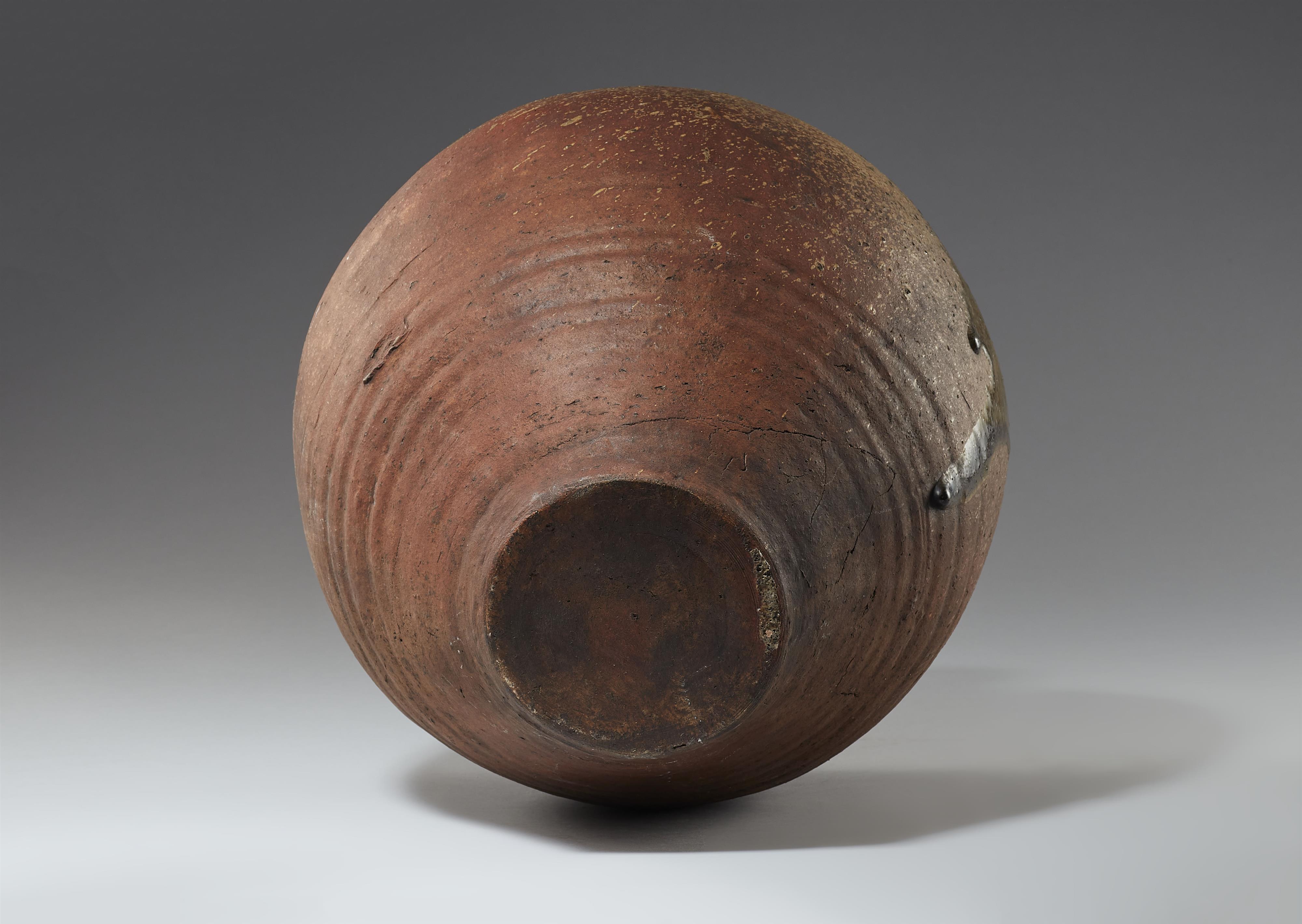 A large tsubo, Shigaraki. Early Edo period, 17th century or earlier - image-6