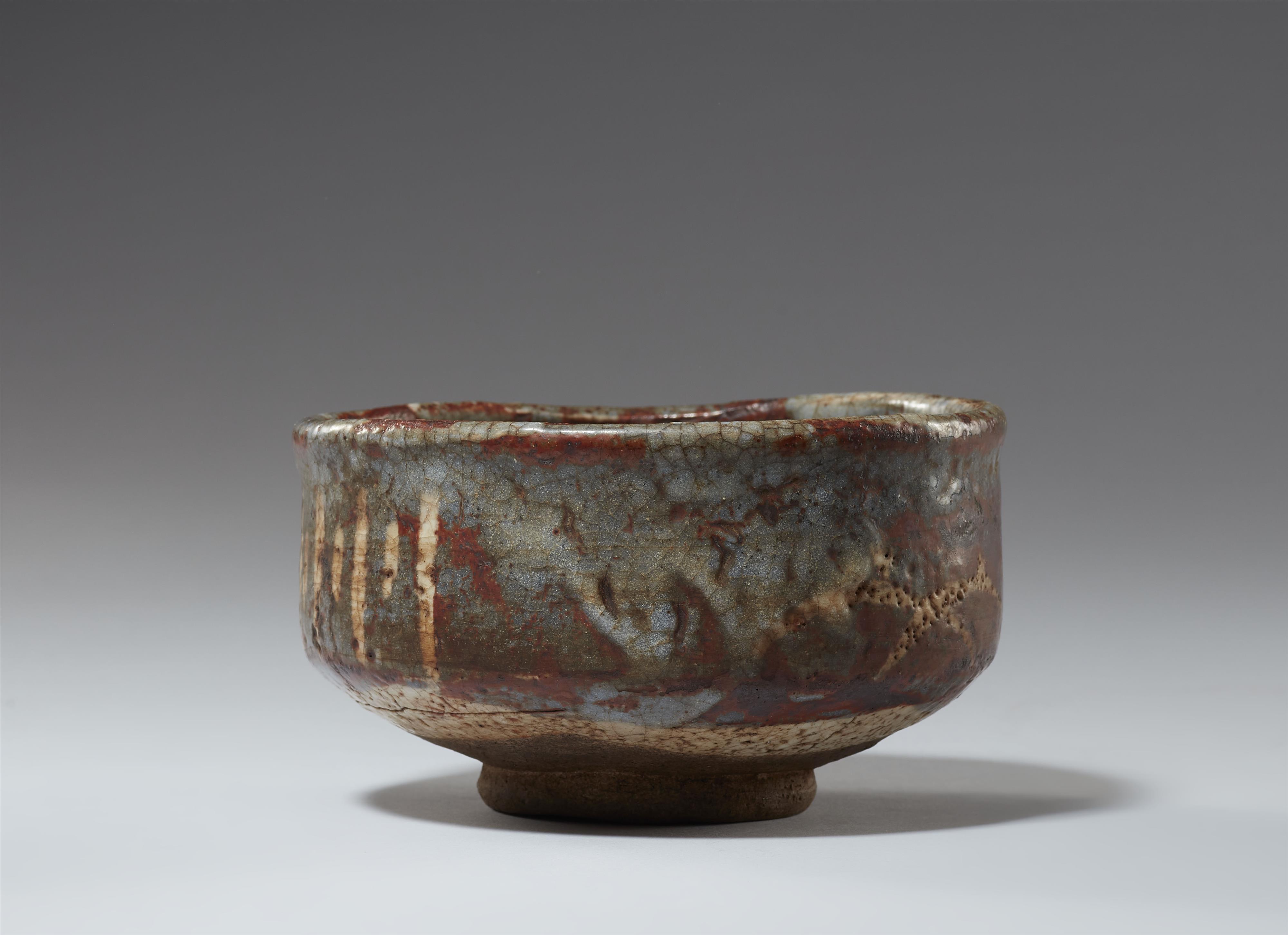 A Nezumi-Shino chawan. Mino area, Owari province. Early Edo period, 17th century - image-3