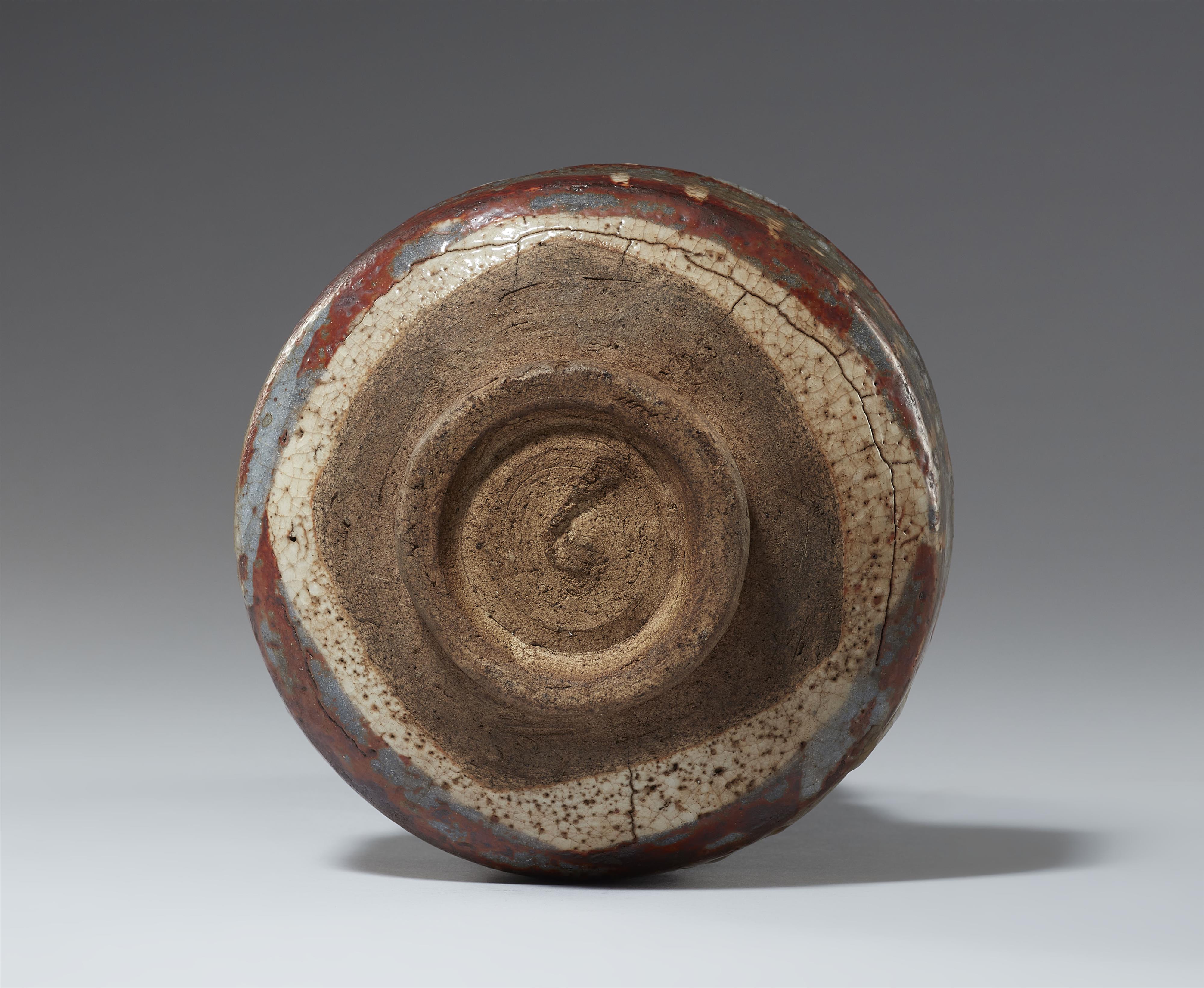 A Nezumi-Shino chawan. Mino area, Owari province. Early Edo period, 17th century - image-4