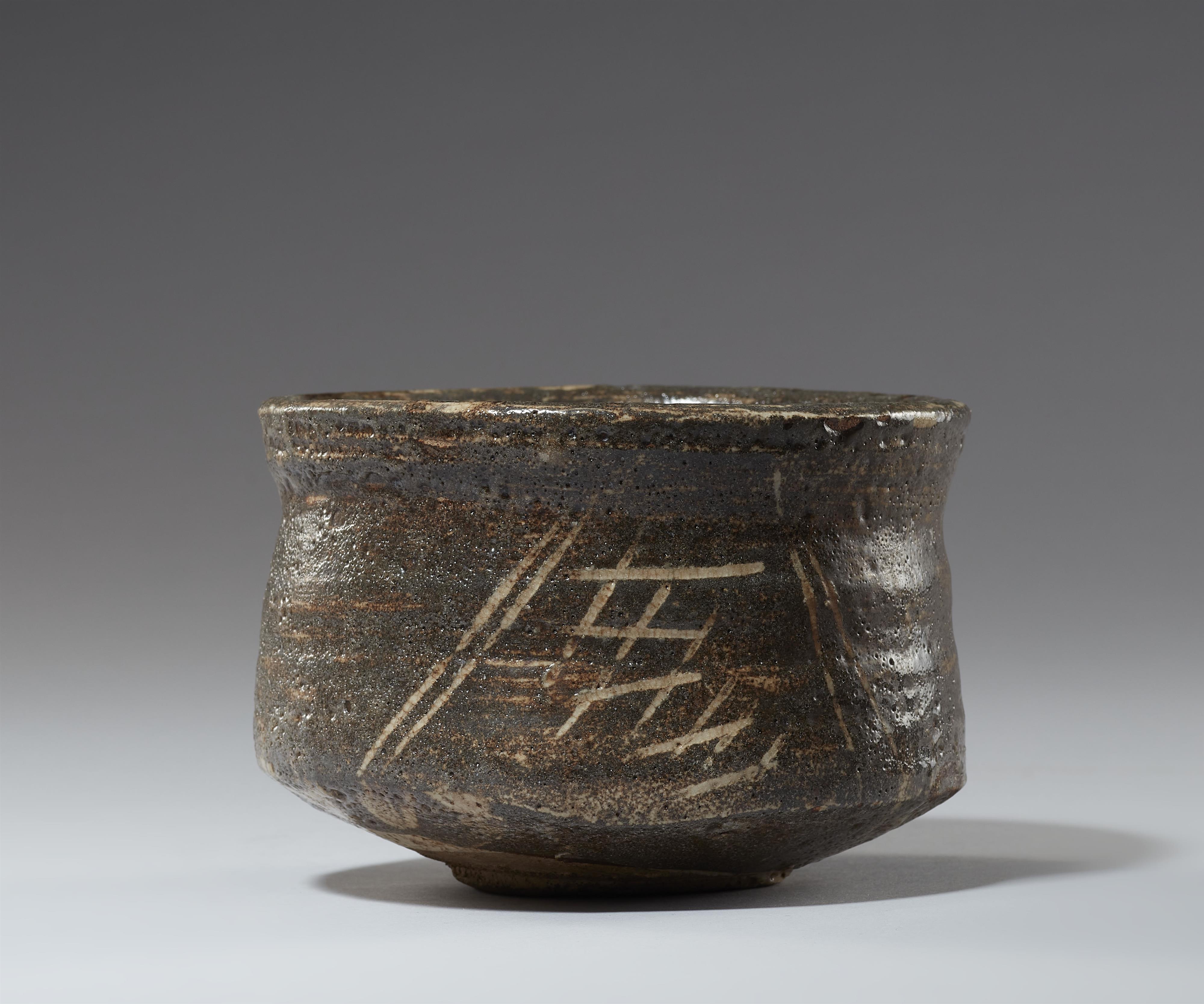 A large Nezumi-Shino chawan. Mino area, Owari province. Early Edo period, 17th century - image-2