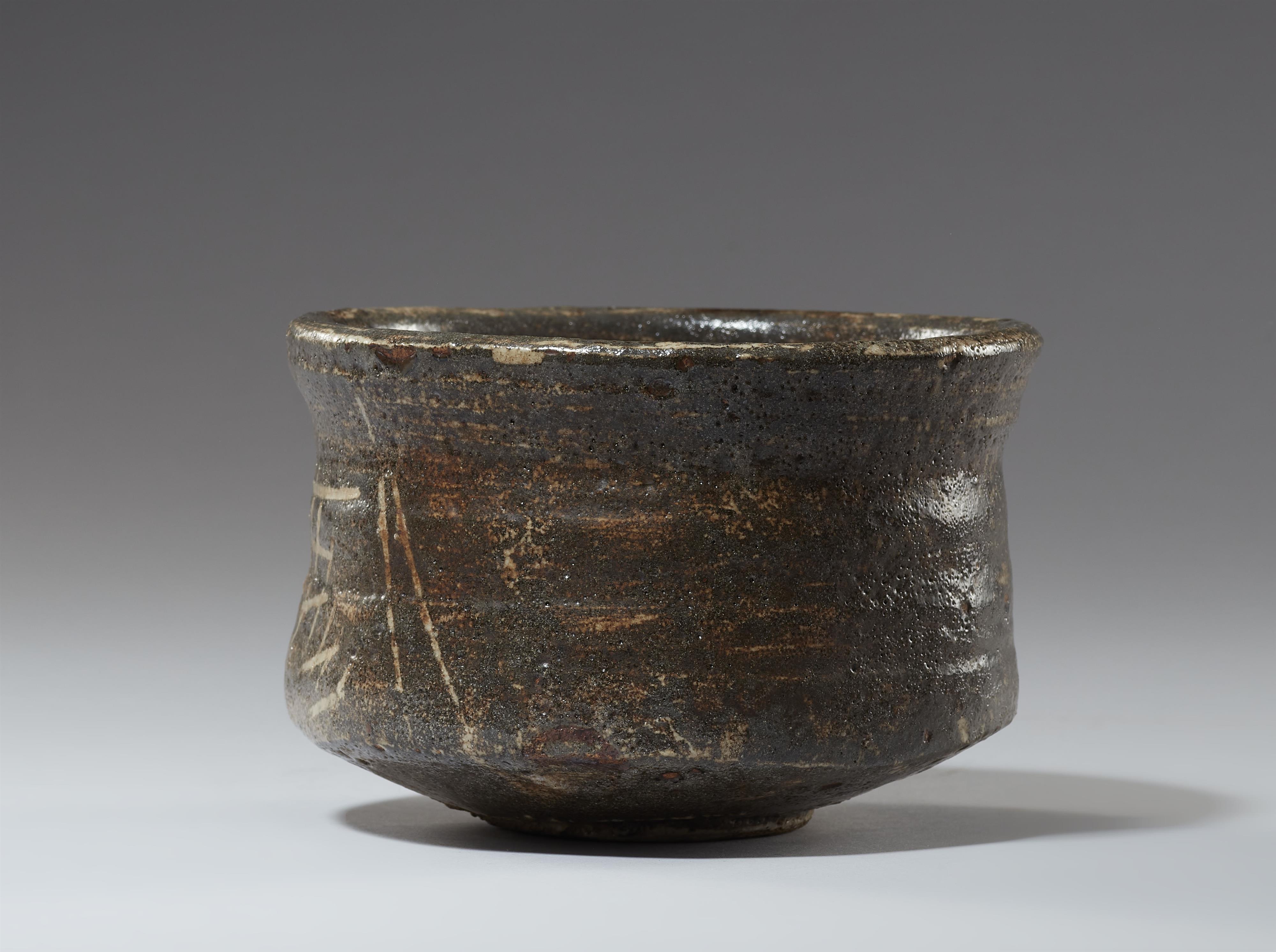 A large Nezumi-Shino chawan. Mino area, Owari province. Early Edo period, 17th century - image-3