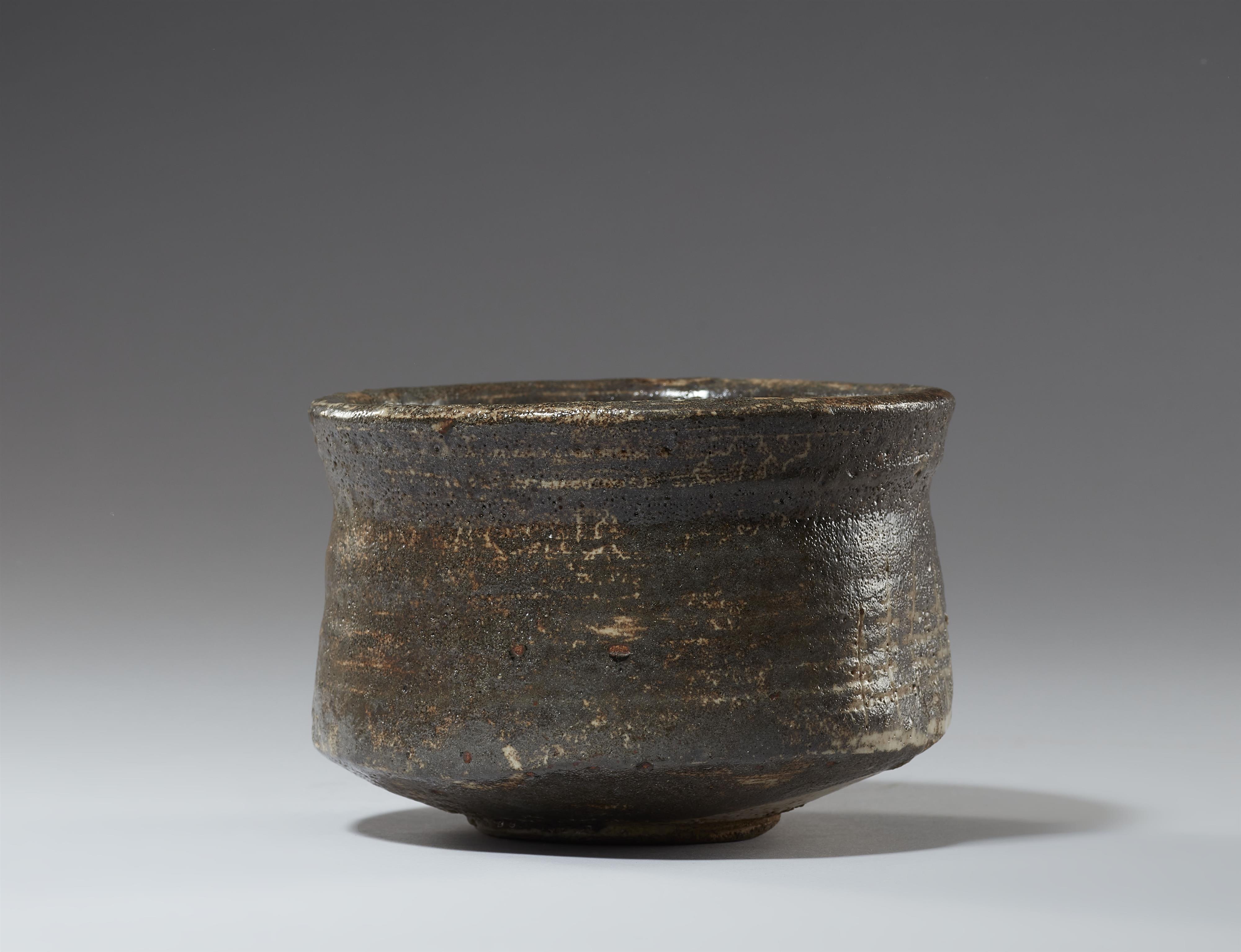 A large Nezumi-Shino chawan. Mino area, Owari province. Early Edo period, 17th century - image-4