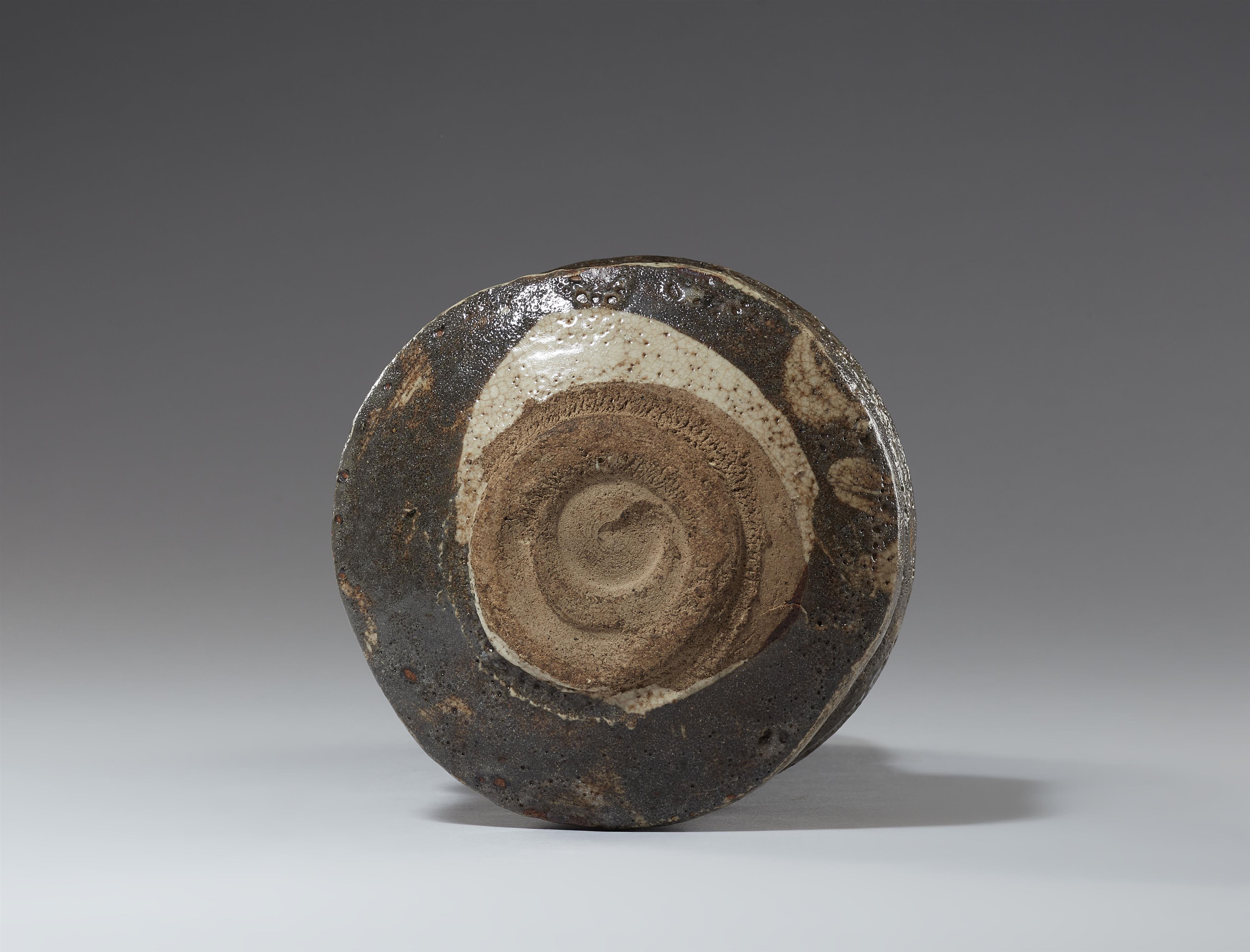 A large Nezumi-Shino chawan. Mino area, Owari province. Early Edo period, 17th century - image-6