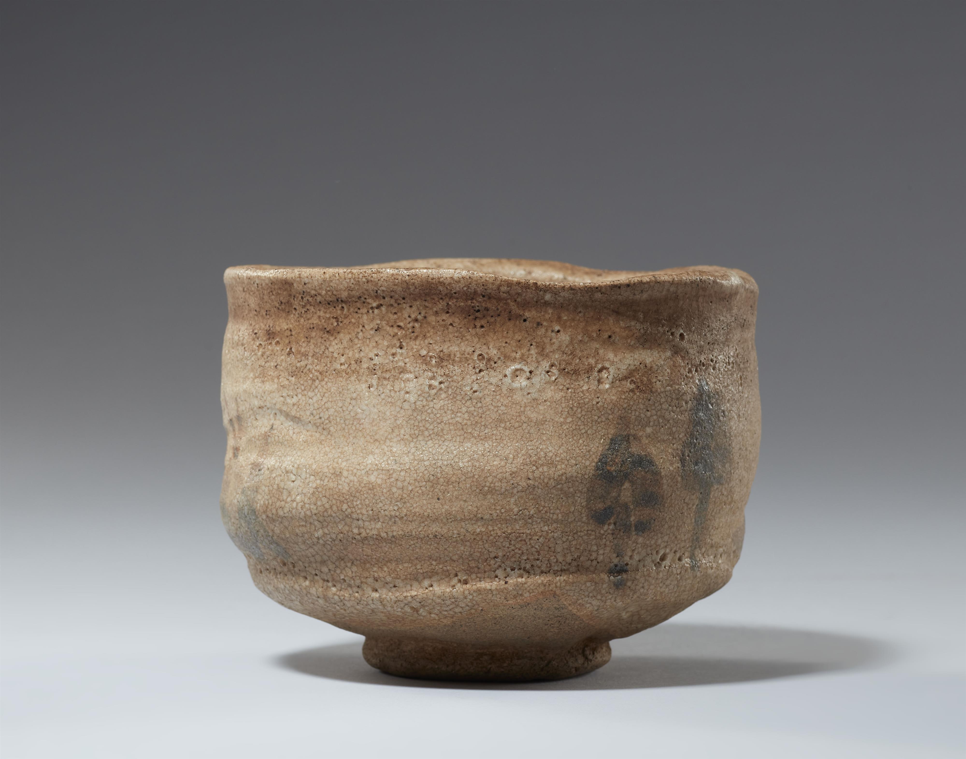 An E-Shino chawan. Mino area, Owari Province. Edo period - image-4