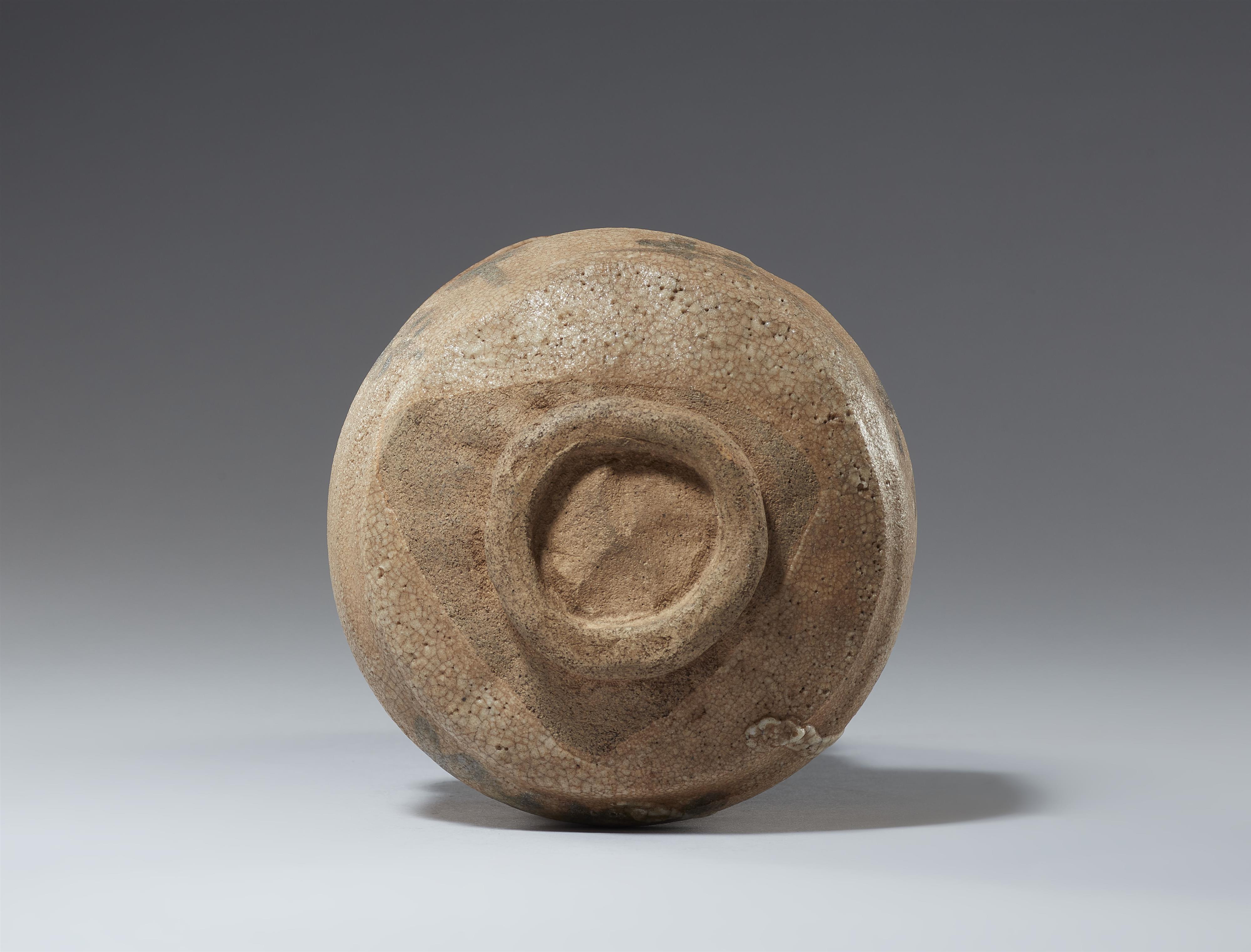 An E-Shino chawan. Mino area, Owari Province. Edo period - image-6