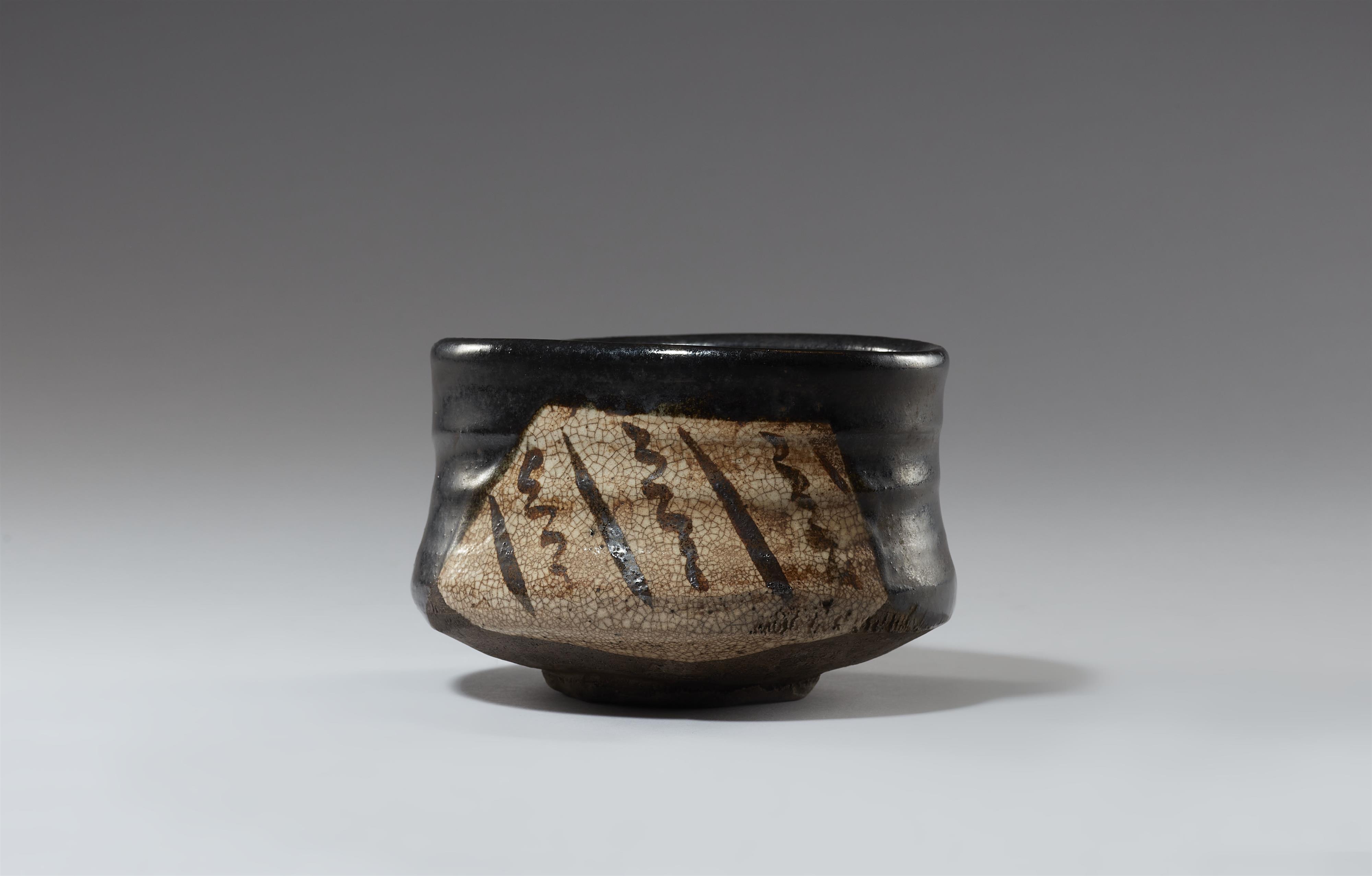 A large Kuro-Oribe chawan. Mino area, Owari province. Early Edo period, 17th century - image-2