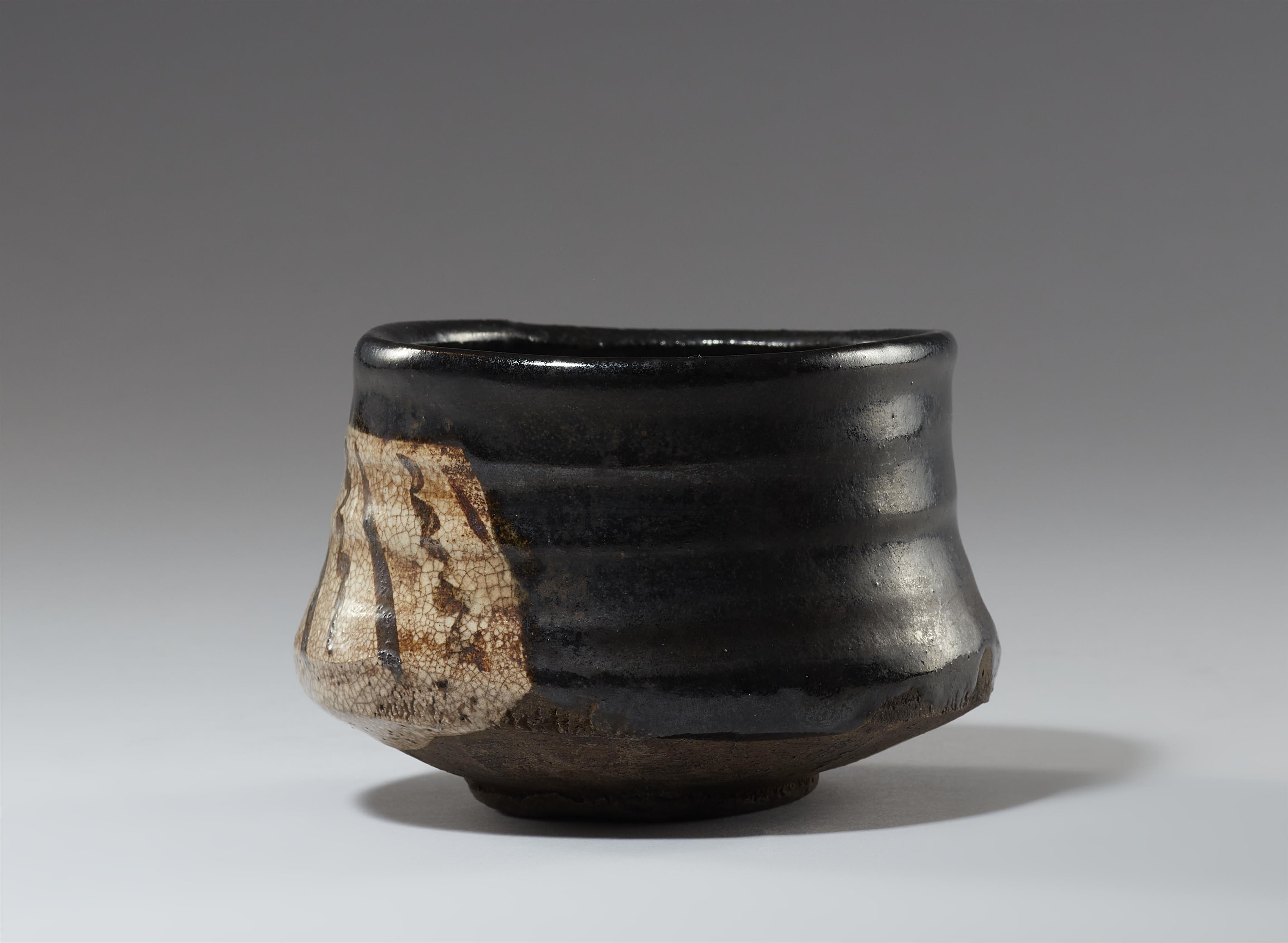 A large Kuro-Oribe chawan. Mino area, Owari province. Early Edo period, 17th century - image-3