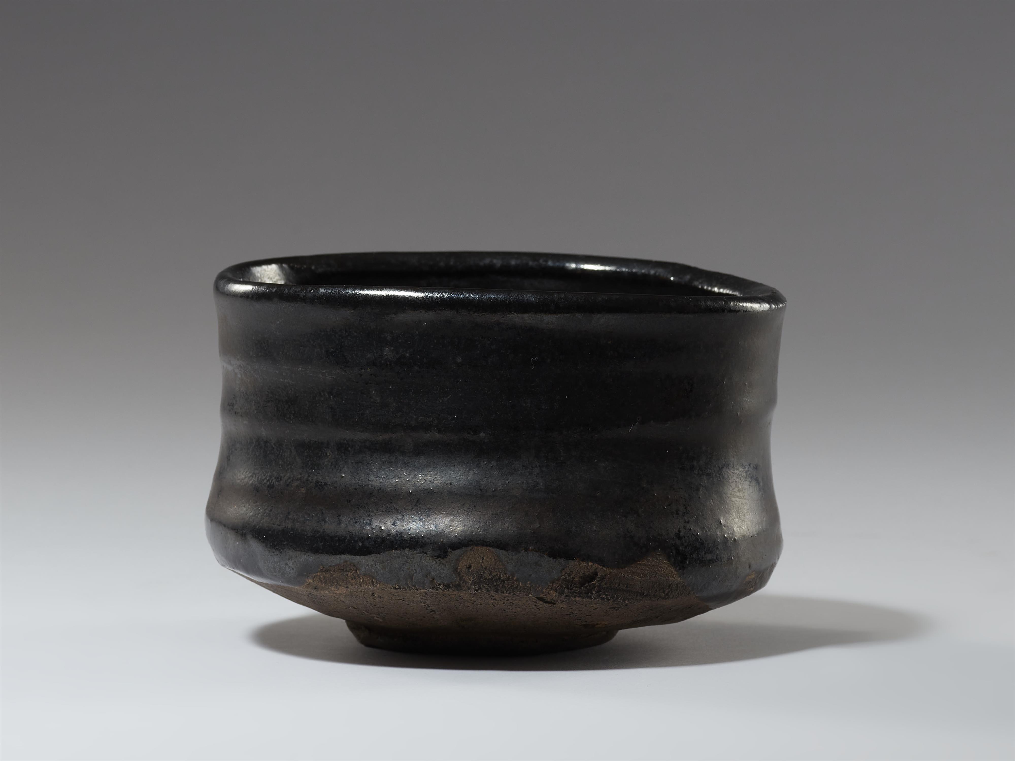 A large Kuro-Oribe chawan. Mino area, Owari province. Early Edo period, 17th century - image-4