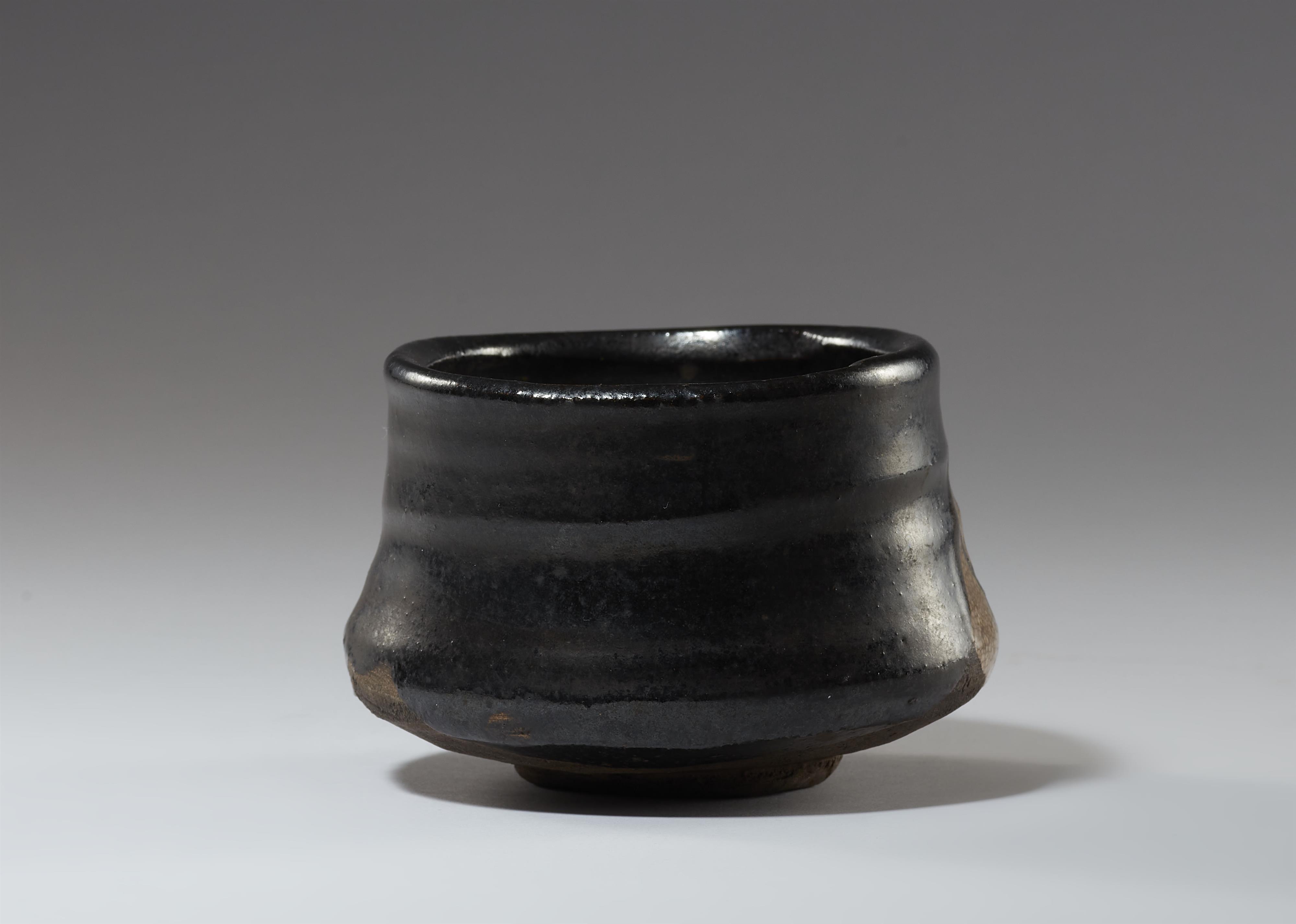 A large Kuro-Oribe chawan. Mino area, Owari province. Early Edo period, 17th century - image-5