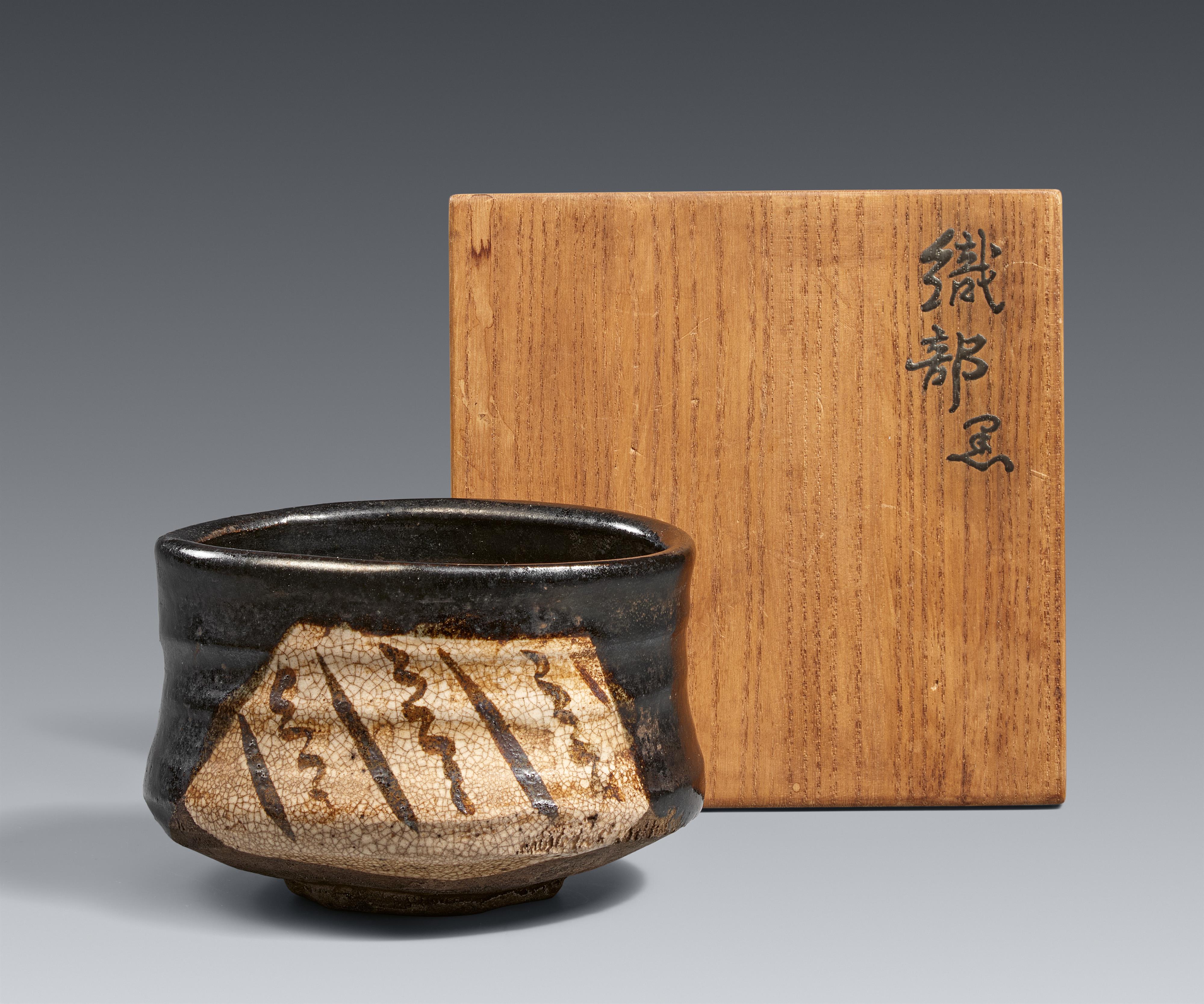 A large Kuro-Oribe chawan. Mino area, Owari province. Early Edo period, 17th century - image-1