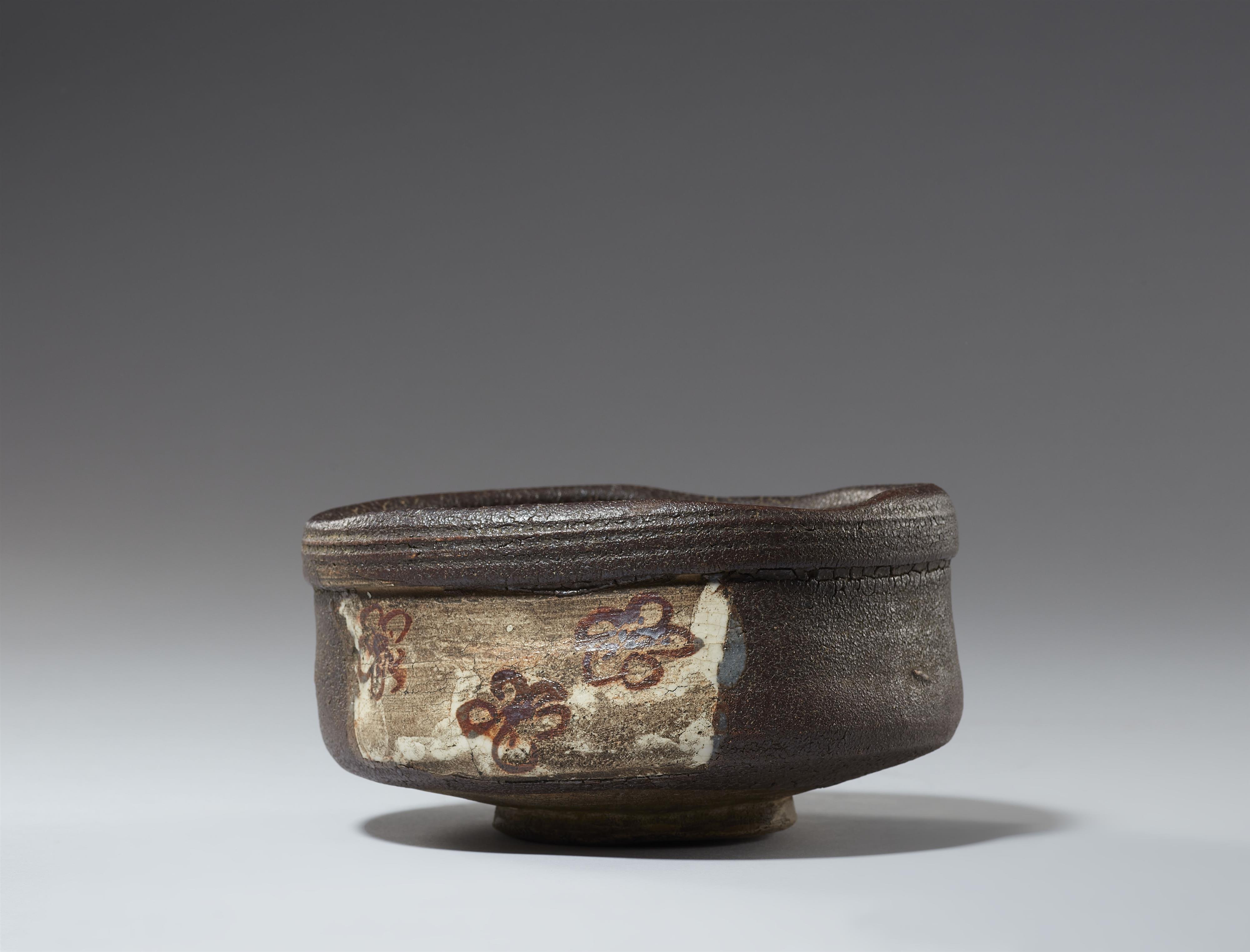 A Kuro-Oribe chawan. Mino area, Owari province. Early Edo period, 17th century - image-2