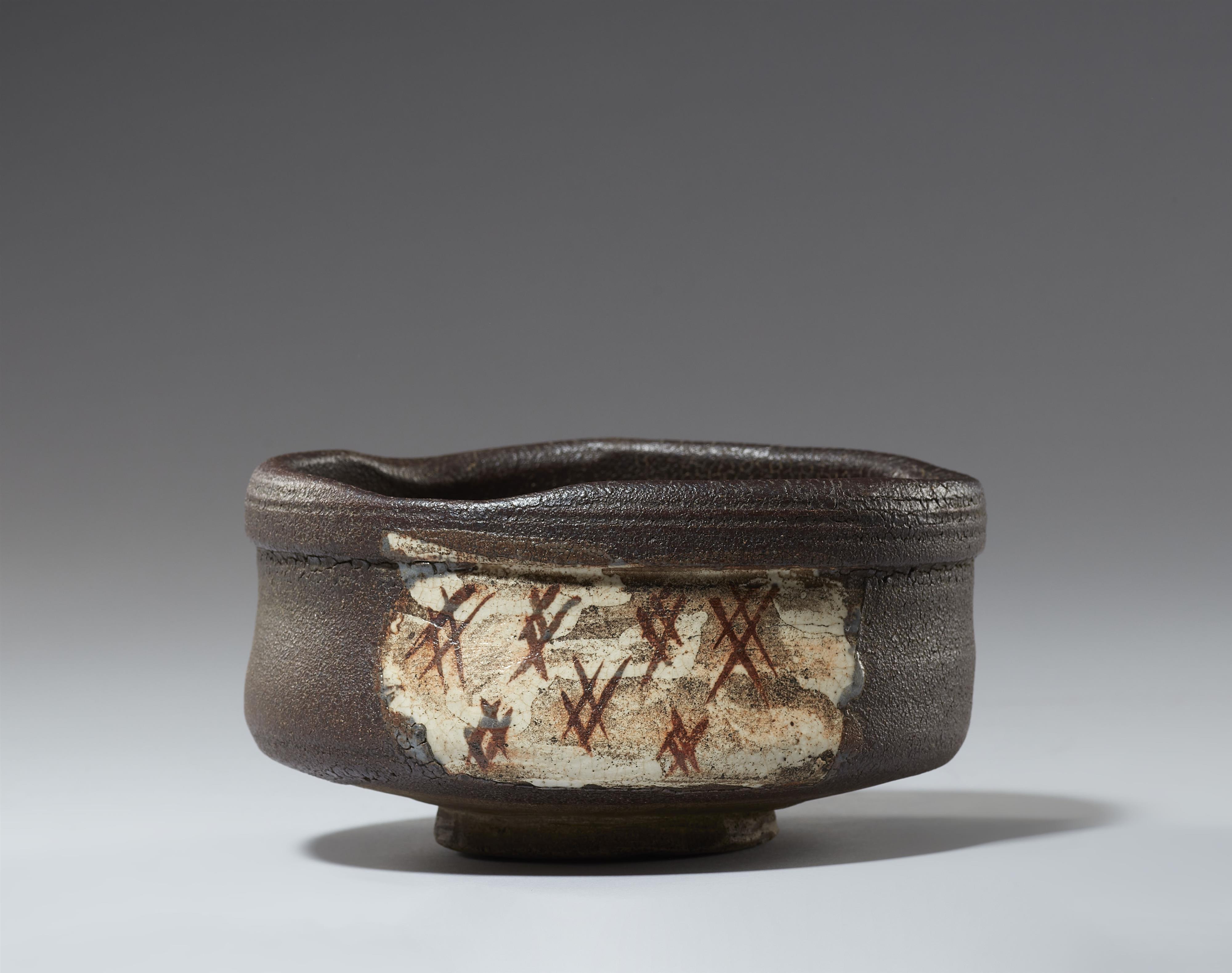 A Kuro-Oribe chawan. Mino area, Owari province. Early Edo period, 17th century - image-3