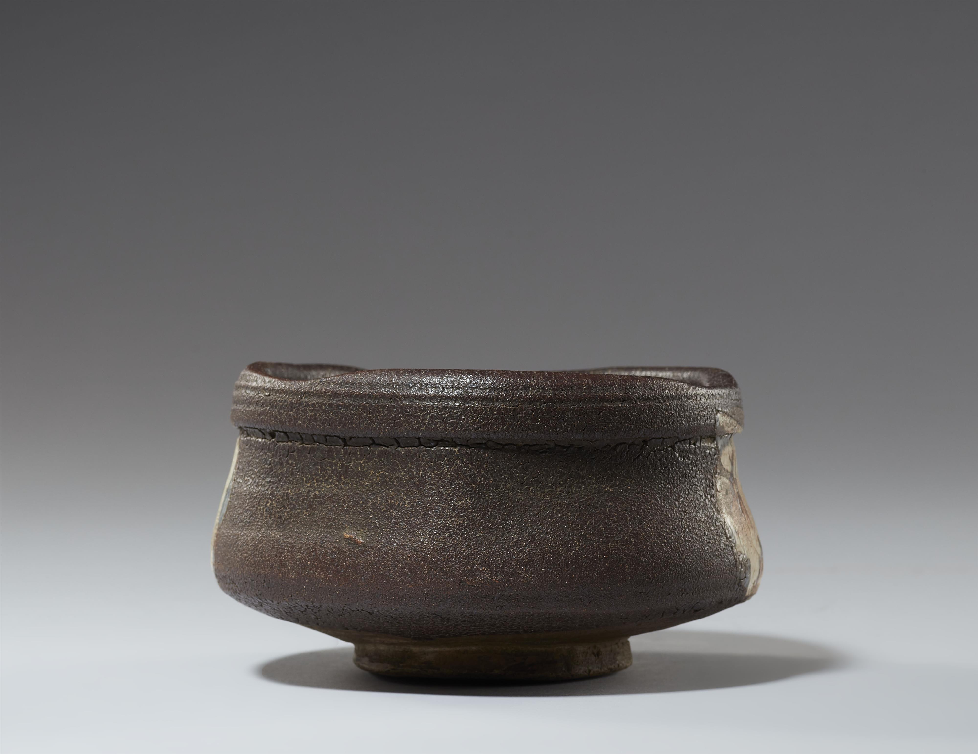 A Kuro-Oribe chawan. Mino area, Owari province. Early Edo period, 17th century - image-5