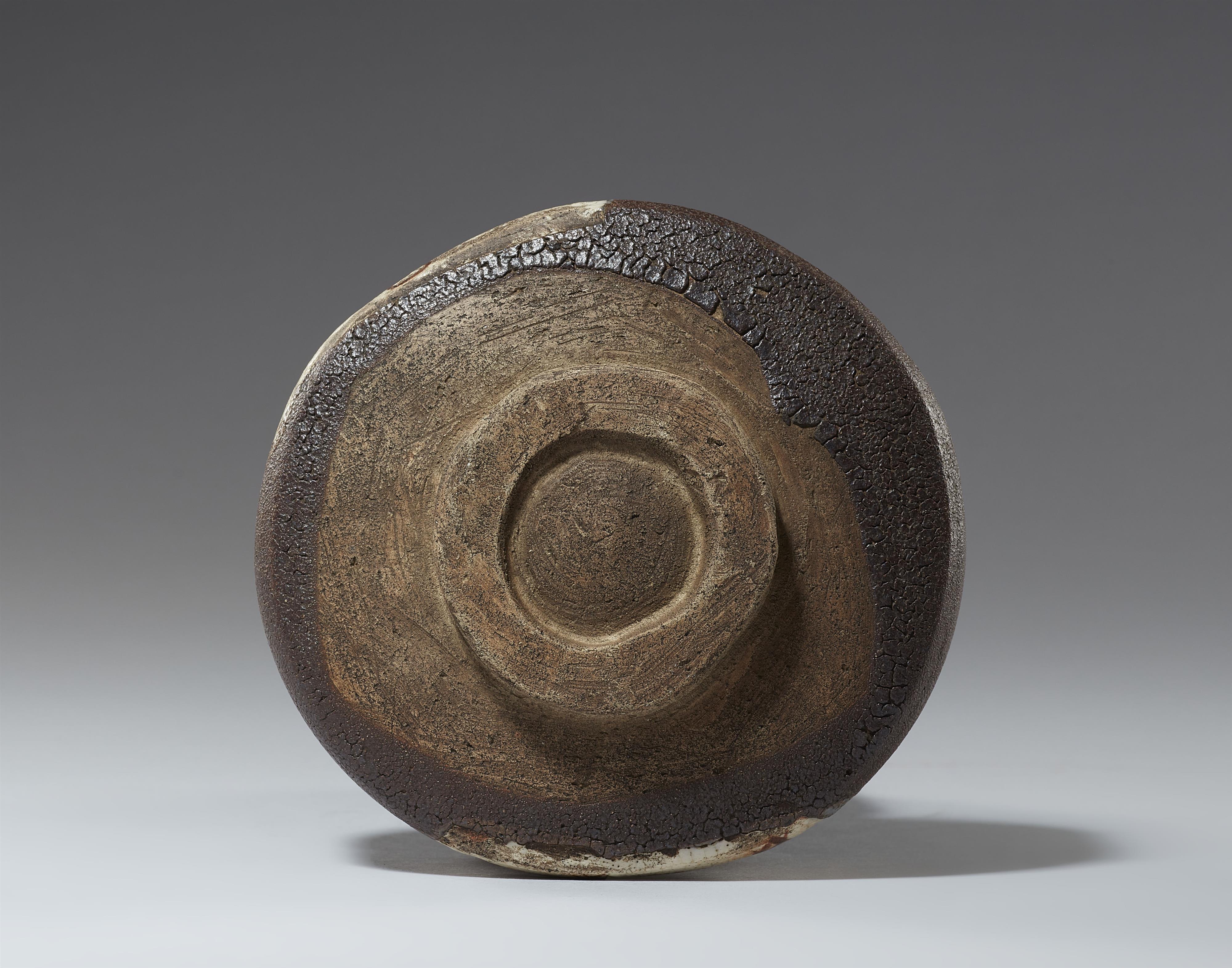 A Kuro-Oribe chawan. Mino area, Owari province. Early Edo period, 17th century - image-6