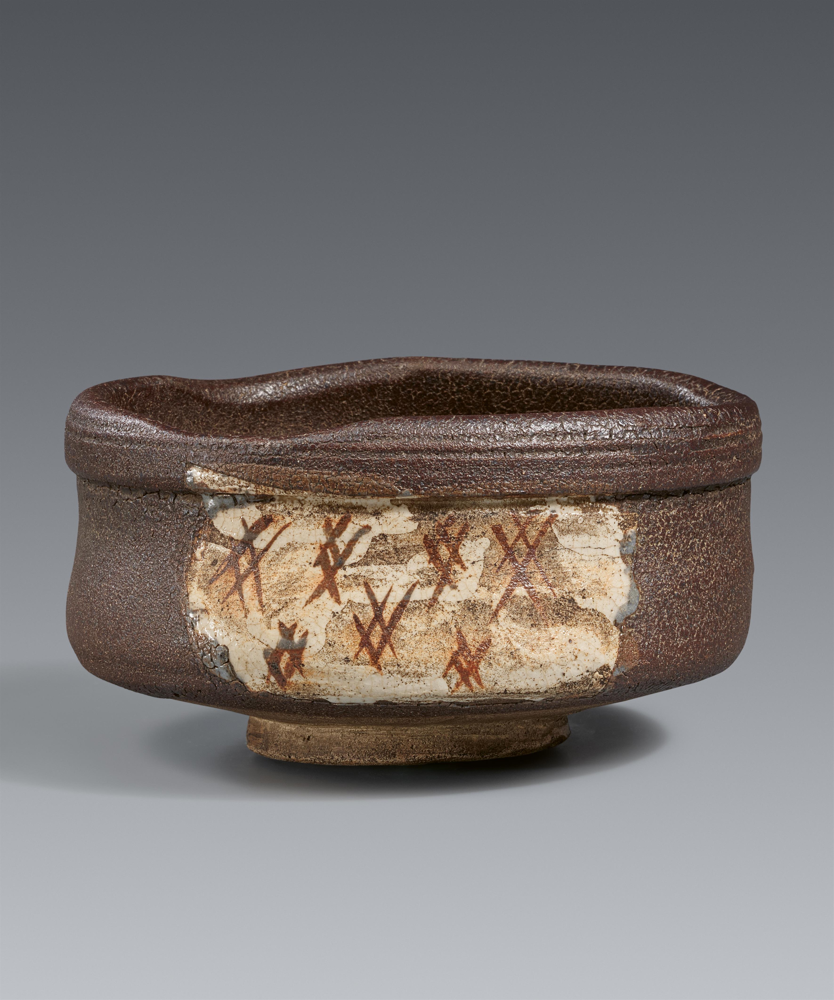 A Kuro-Oribe chawan. Mino area, Owari province. Early Edo period, 17th century - image-1